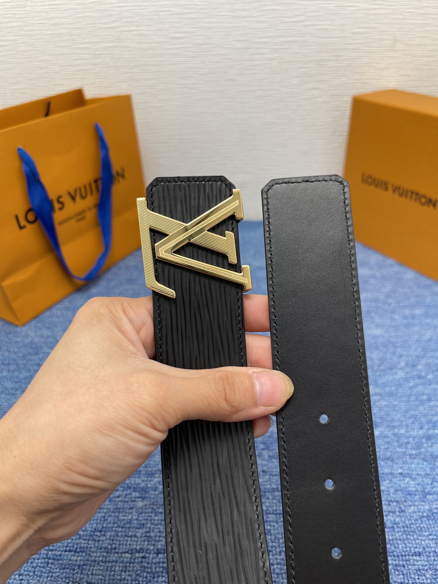 🔴 【品牌】LV  4．0cm 
🔴 【描述】这款饰有LV带扣的腰带配以水牛皮衬里，覆以Monogram