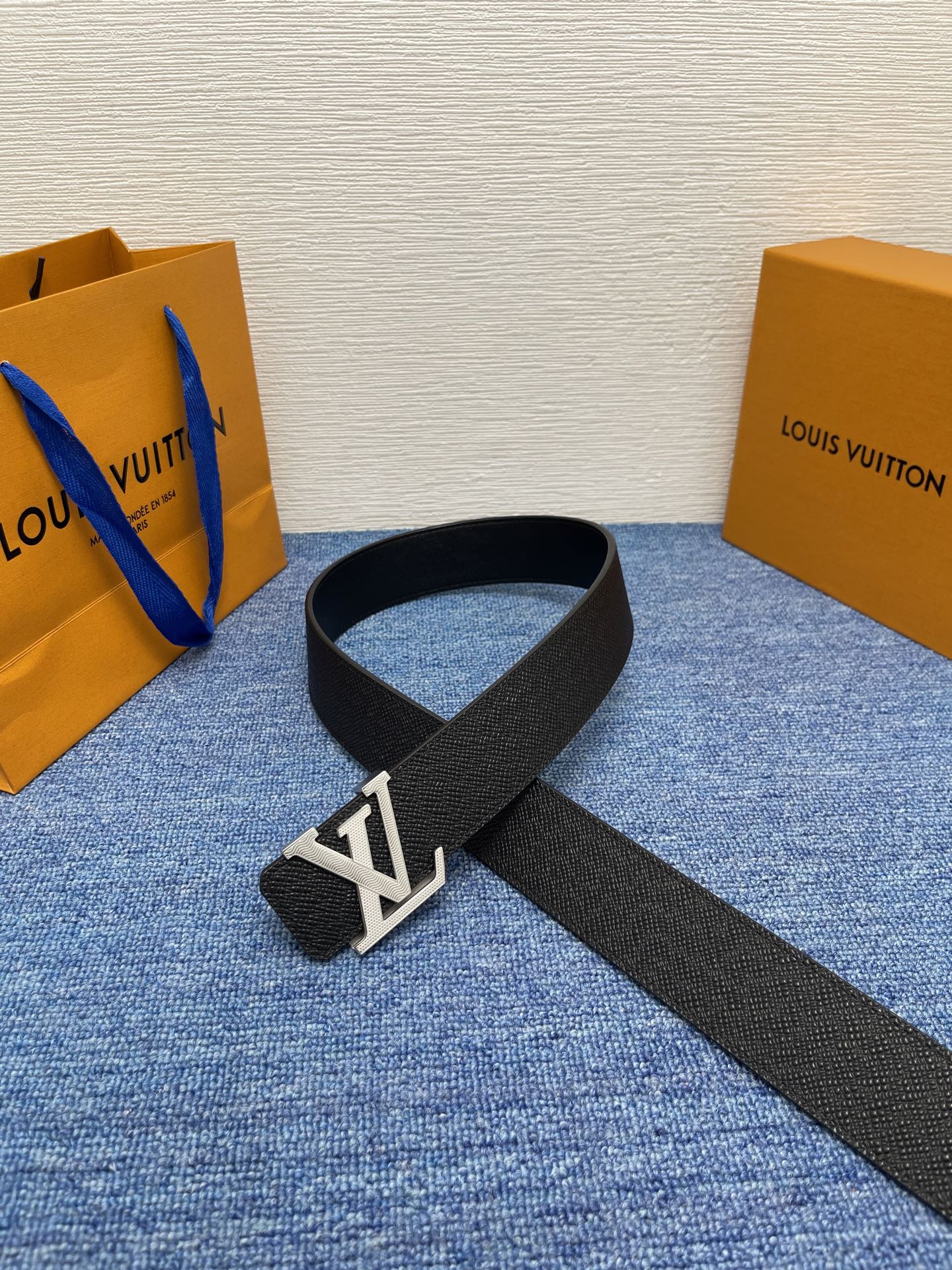🔴 【品牌】LV  4．0cm 
🔴 【描述】这款饰有LV带扣的腰带配以水牛皮衬里，覆以Monogram