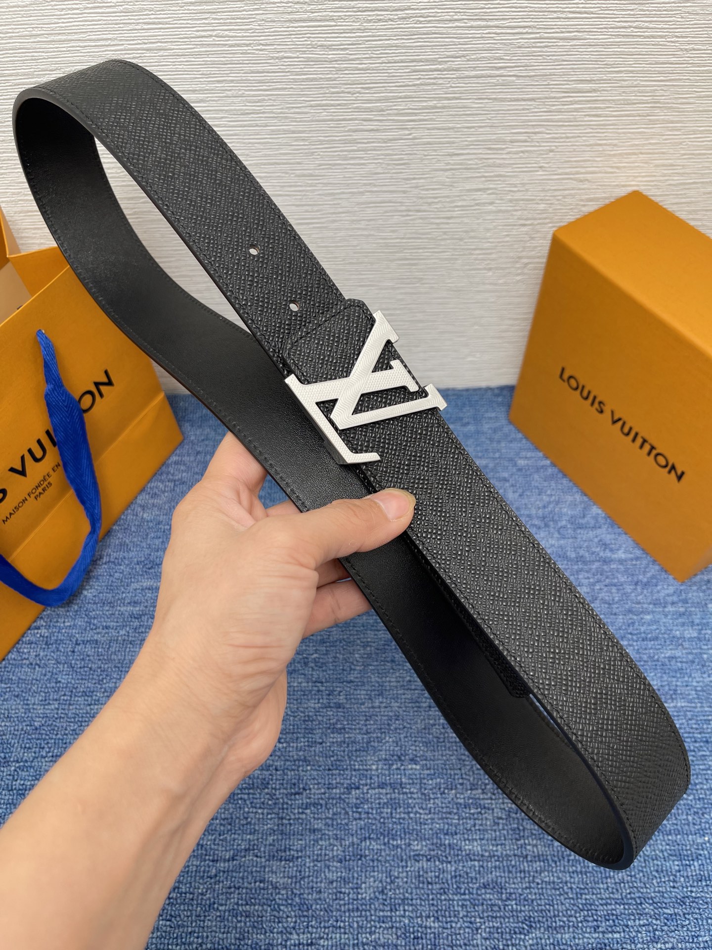 🔴 【品牌】LV  4．0cm 
🔴 【描述】这款饰有LV带扣的腰带配以水牛皮衬里，覆以Monogram