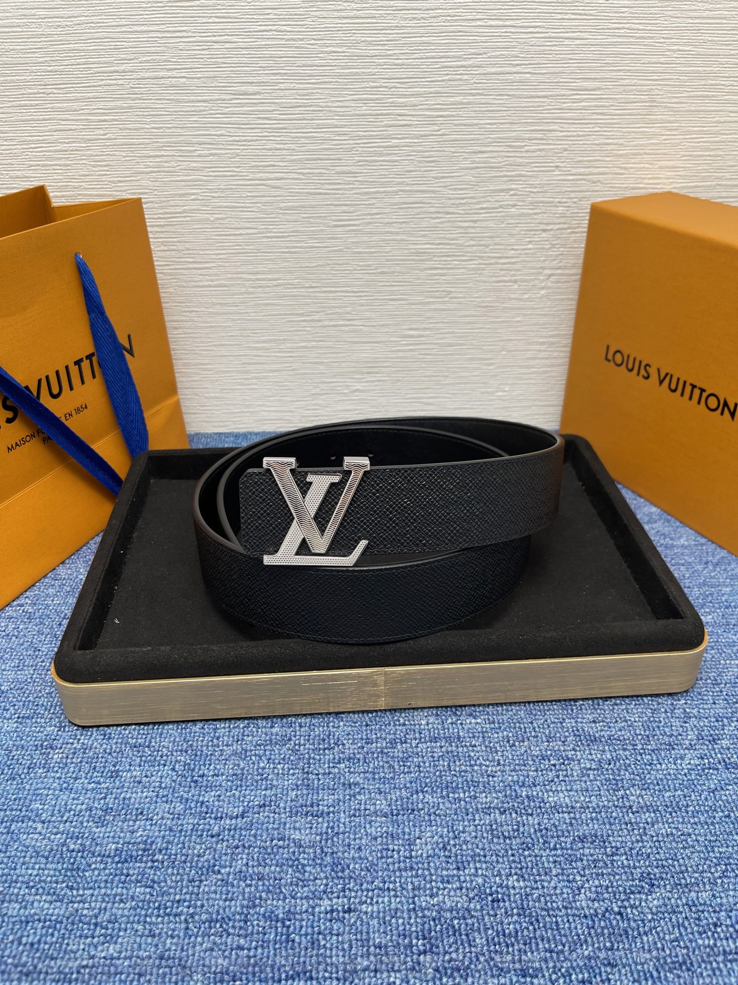 🔴 【品牌】LV  4．0cm 
🔴 【描述】这款饰有LV带扣的腰带配以水牛皮衬里，覆以Monogram