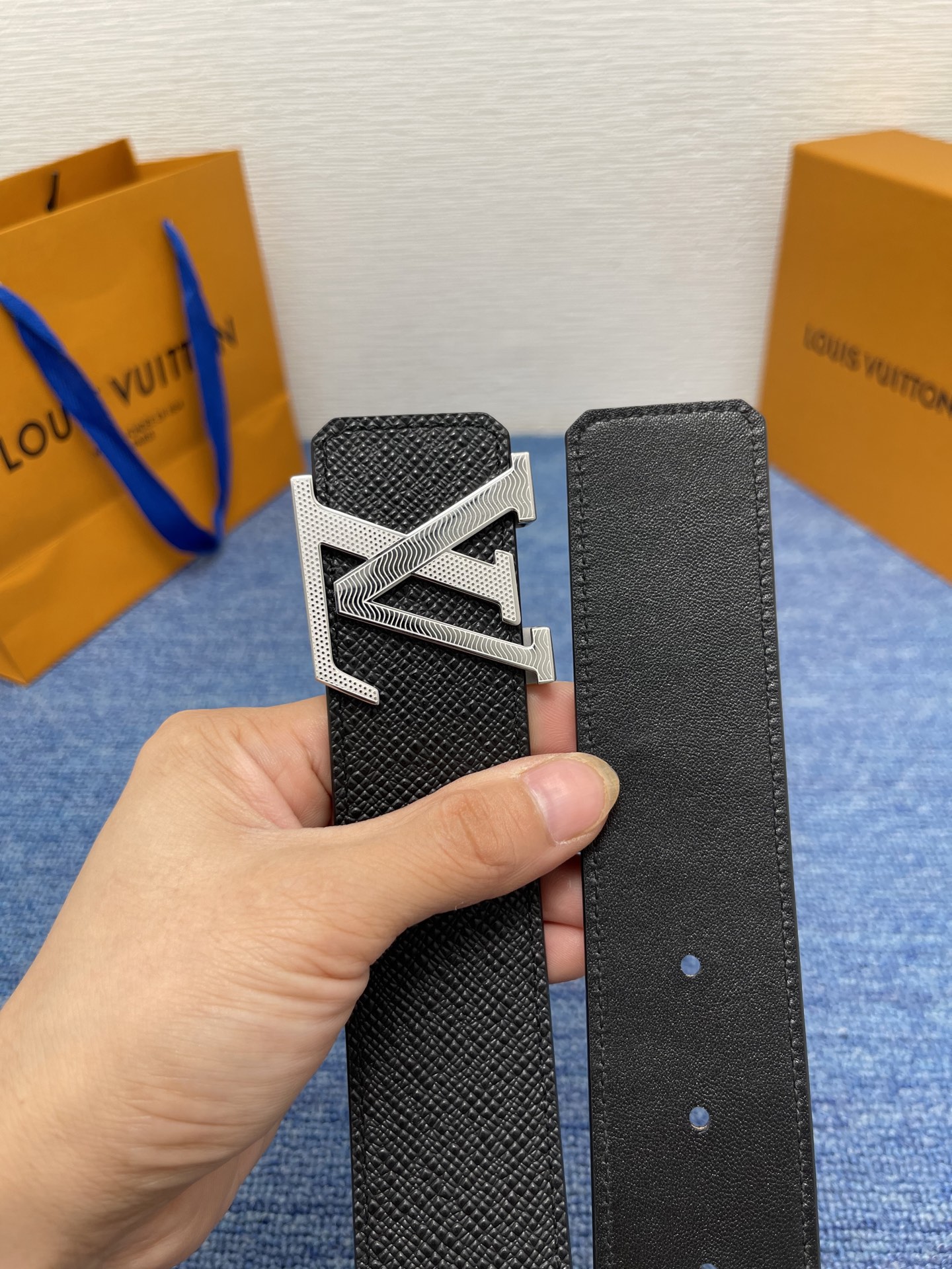 🔴 【品牌】LV  4．0cm 
🔴 【描述】这款饰有LV带扣的腰带配以水牛皮衬里，覆以Monogram