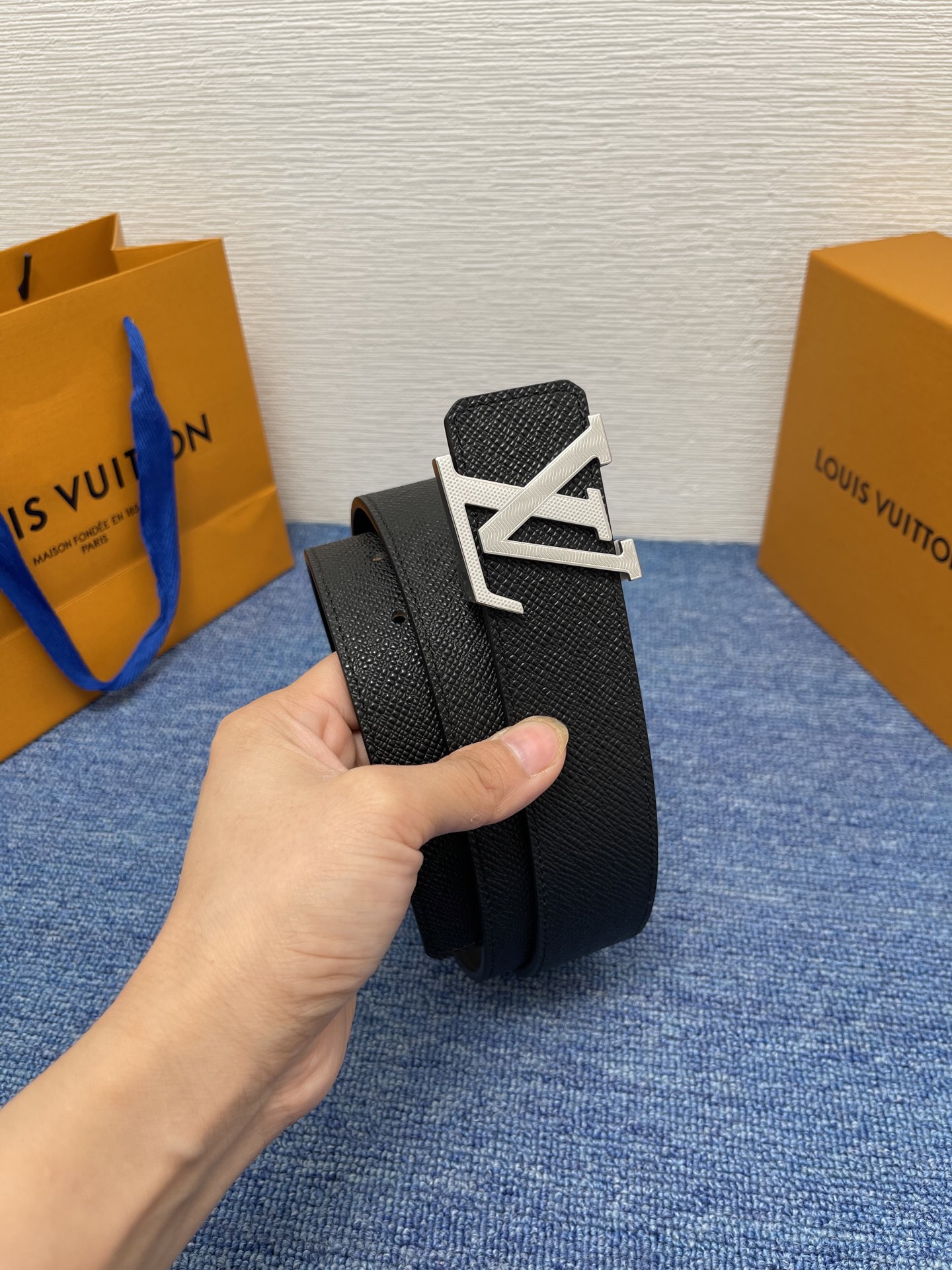 🔴 【品牌】LV  4．0cm 
🔴 【描述】这款饰有LV带扣的腰带配以水牛皮衬里，覆以Monogram