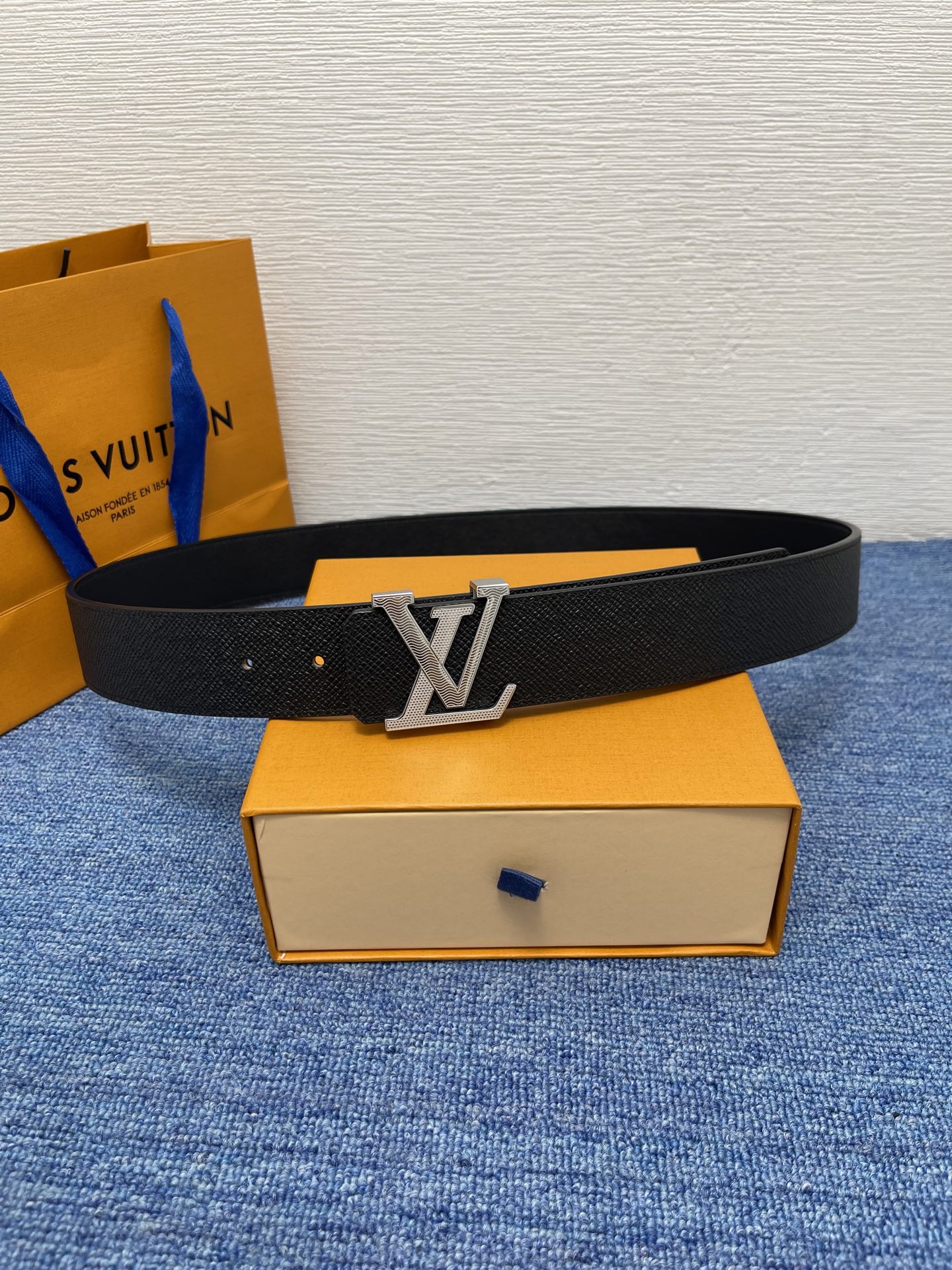 🔴 【品牌】LV  4．0cm 
🔴 【描述】这款饰有LV带扣的腰带配以水牛皮衬里，覆以Monogram