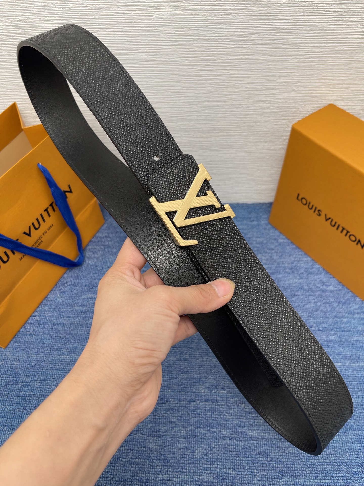 🔴 【品牌】LV  4．0cm 
🔴 【描述】这款饰有LV带扣的腰带配以水牛皮衬里，覆以Monogram