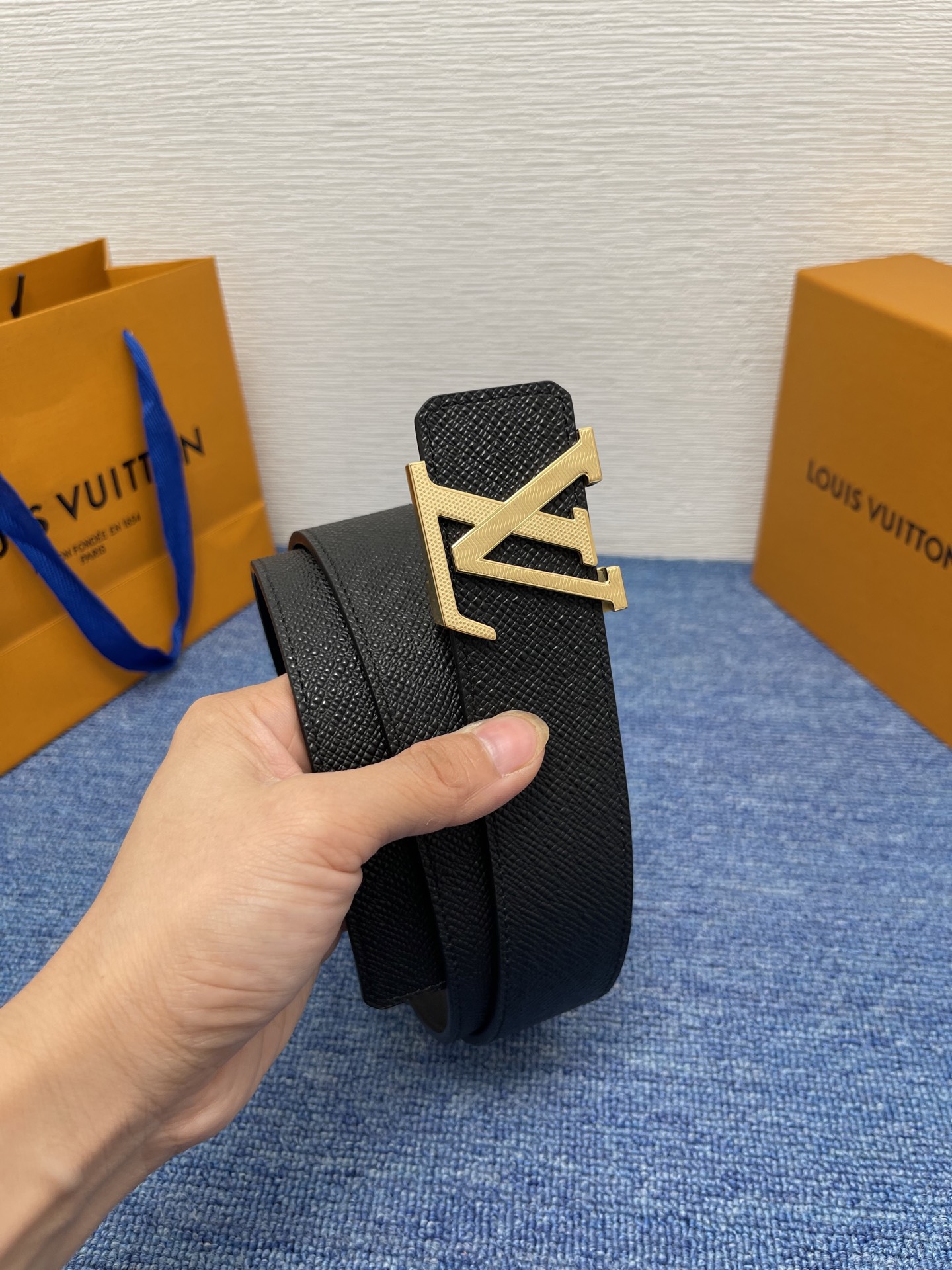 🔴 【品牌】LV  4．0cm 
🔴 【描述】这款饰有LV带扣的腰带配以水牛皮衬里，覆以Monogram