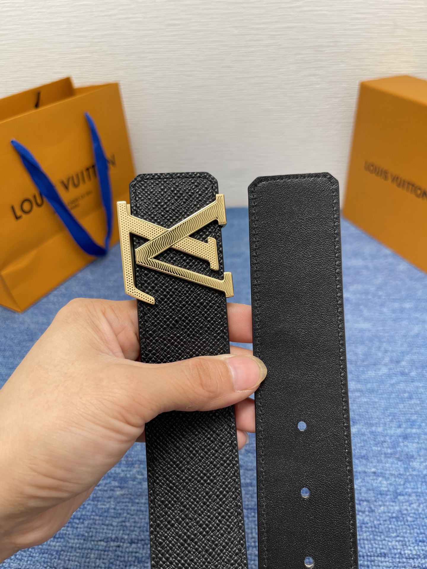 🔴 【品牌】LV  4．0cm 
🔴 【描述】这款饰有LV带扣的腰带配以水牛皮衬里，覆以Monogram