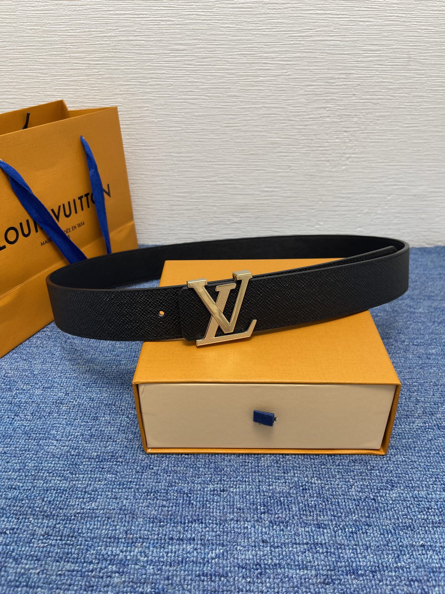 🔴 【品牌】LV  4．0cm 
🔴 【描述】这款饰有LV带扣的腰带配以水牛皮衬里，覆以Monogram
