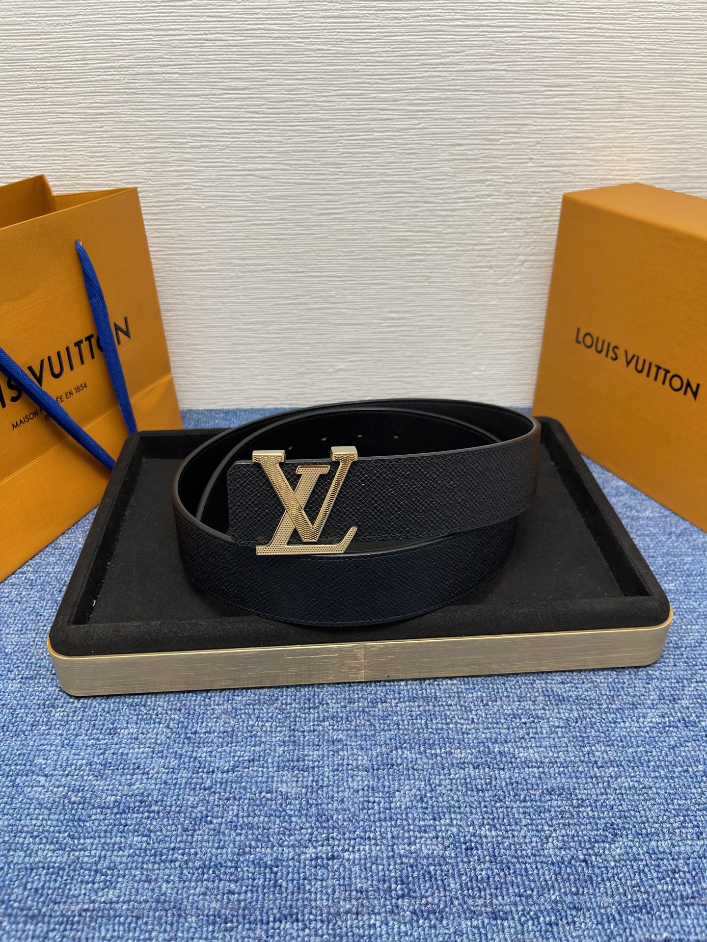 🔴 【品牌】LV  4．0cm 
🔴 【描述】这款饰有LV带扣的腰带配以水牛皮衬里，覆以Monogram