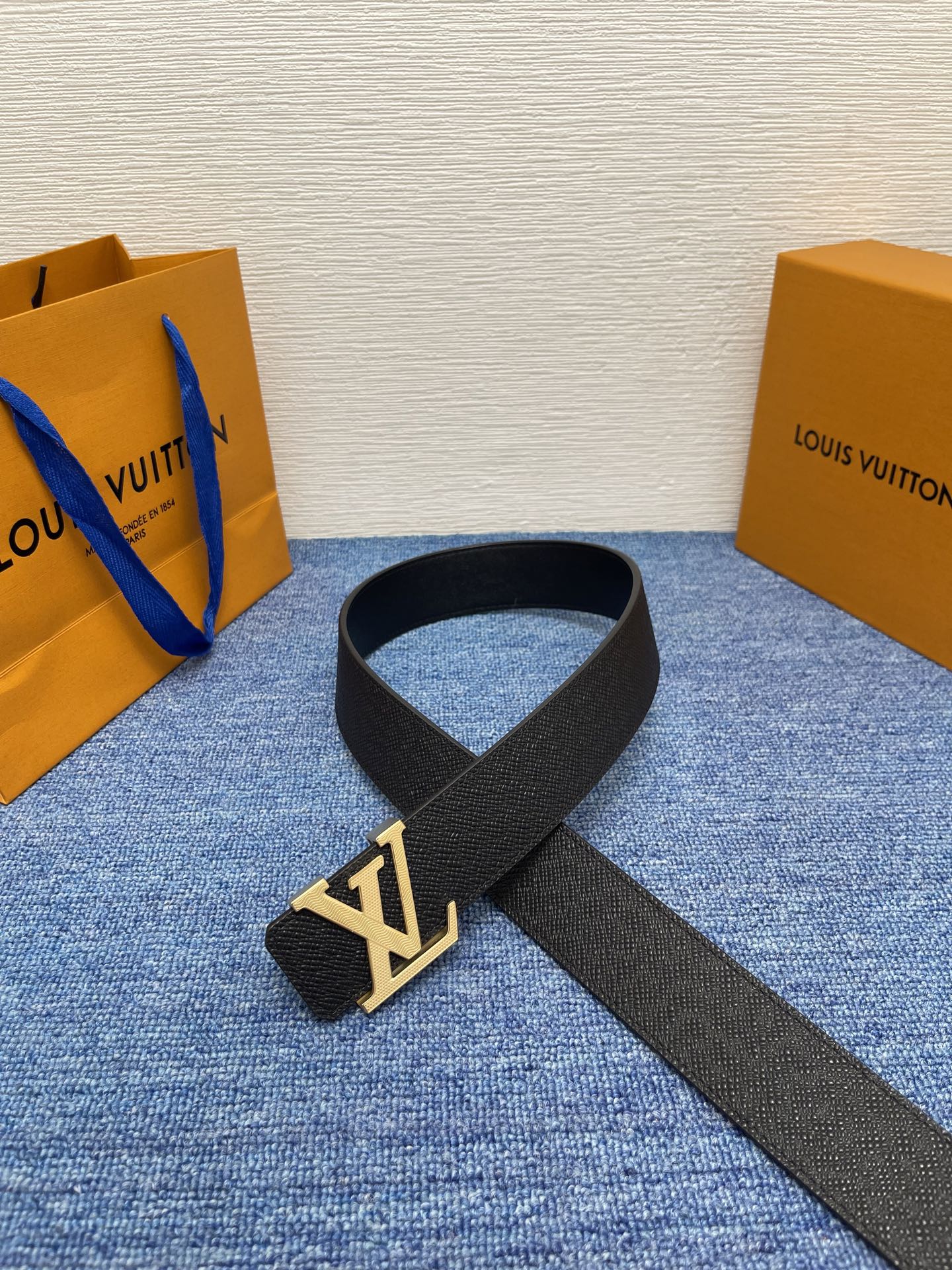 🔴 【品牌】LV  4．0cm 
🔴 【描述】这款饰有LV带扣的腰带配以水牛皮衬里，覆以Monogram