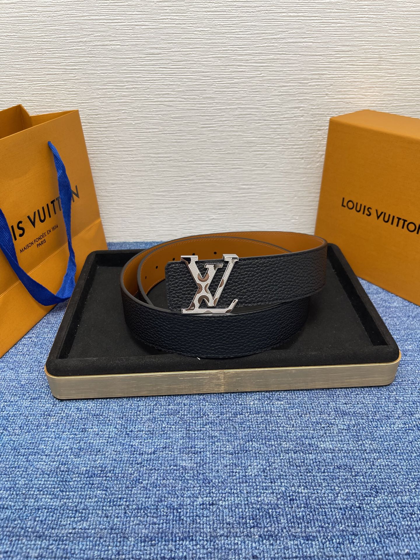 🔴 【品牌】LV  4．0cm 
🔴 【描述】这款饰有LV带扣的腰带配以水牛皮衬里，覆以Monogram