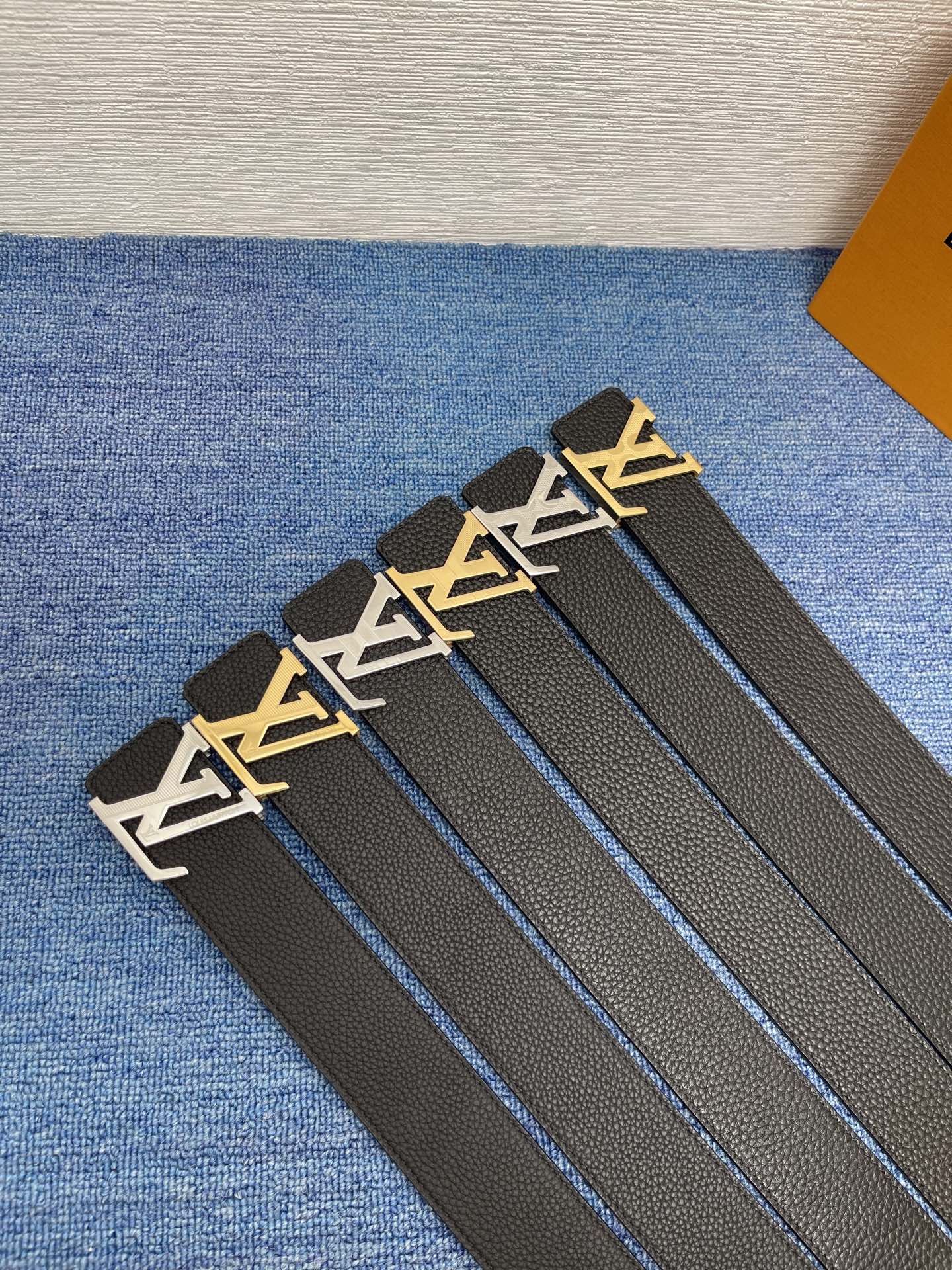 🔴 【品牌】LV  4．0cm 
🔴 【描述】这款饰有LV带扣的腰带配以水牛皮衬里，覆以Monogram