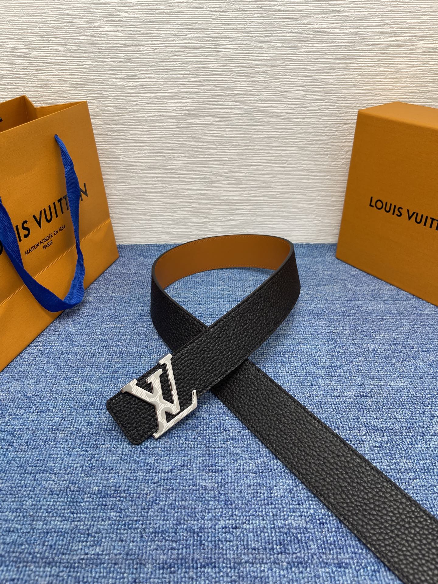 🔴 【品牌】LV  4．0cm 
🔴 【描述】这款饰有LV带扣的腰带配以水牛皮衬里，覆以Monogram