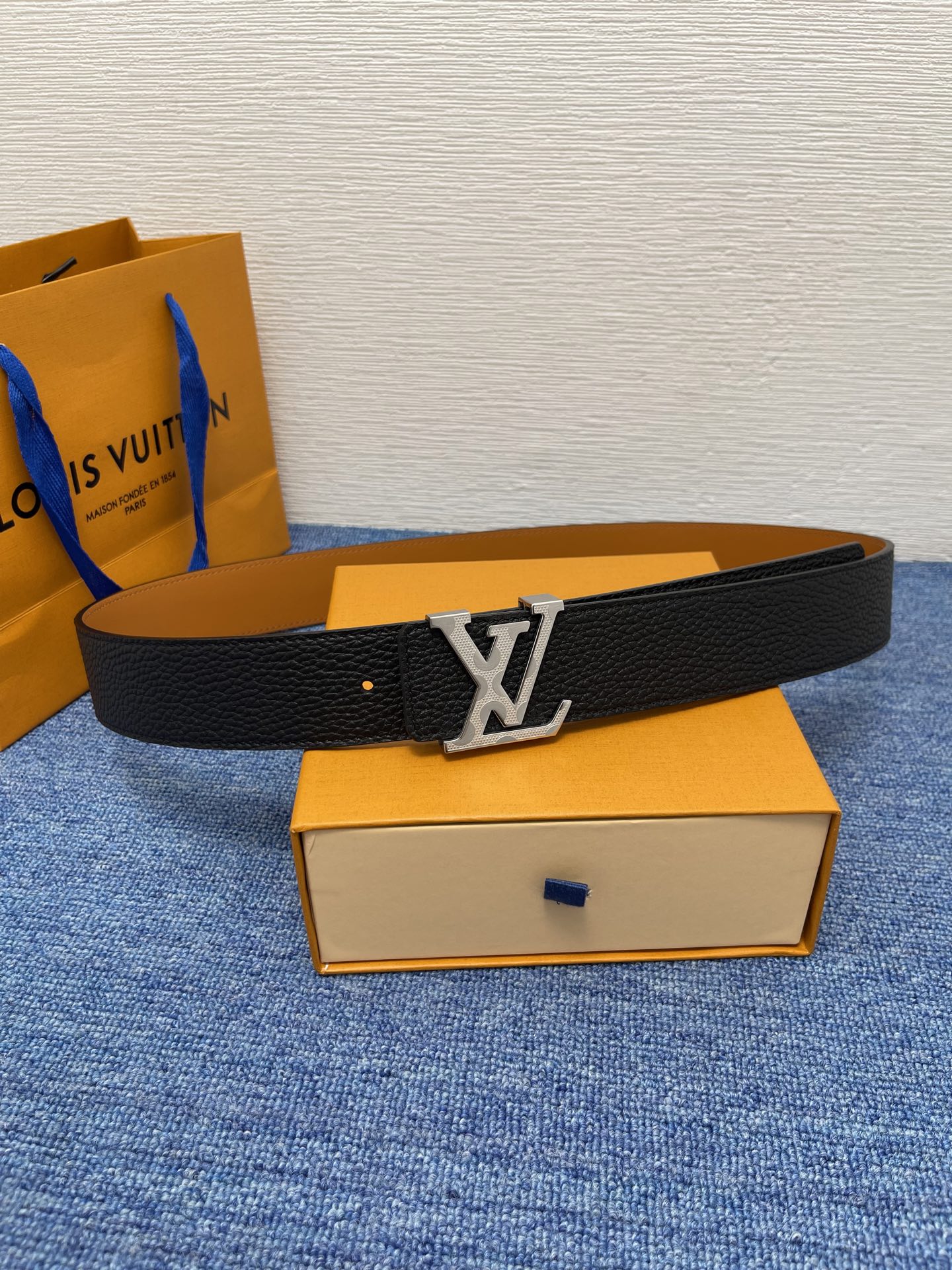 🔴 【品牌】LV  4．0cm 
🔴 【描述】这款饰有LV带扣的腰带配以水牛皮衬里，覆以Monogram