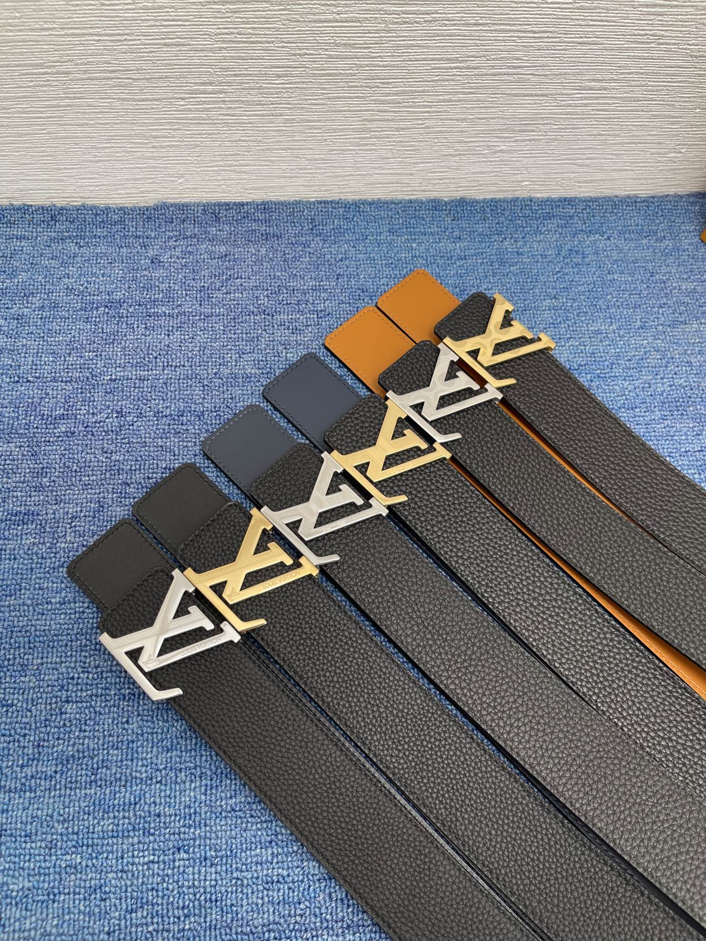 🔴 【品牌】LV  4．0cm 
🔴 【描述】这款饰有LV带扣的腰带配以水牛皮衬里，覆以Monogram