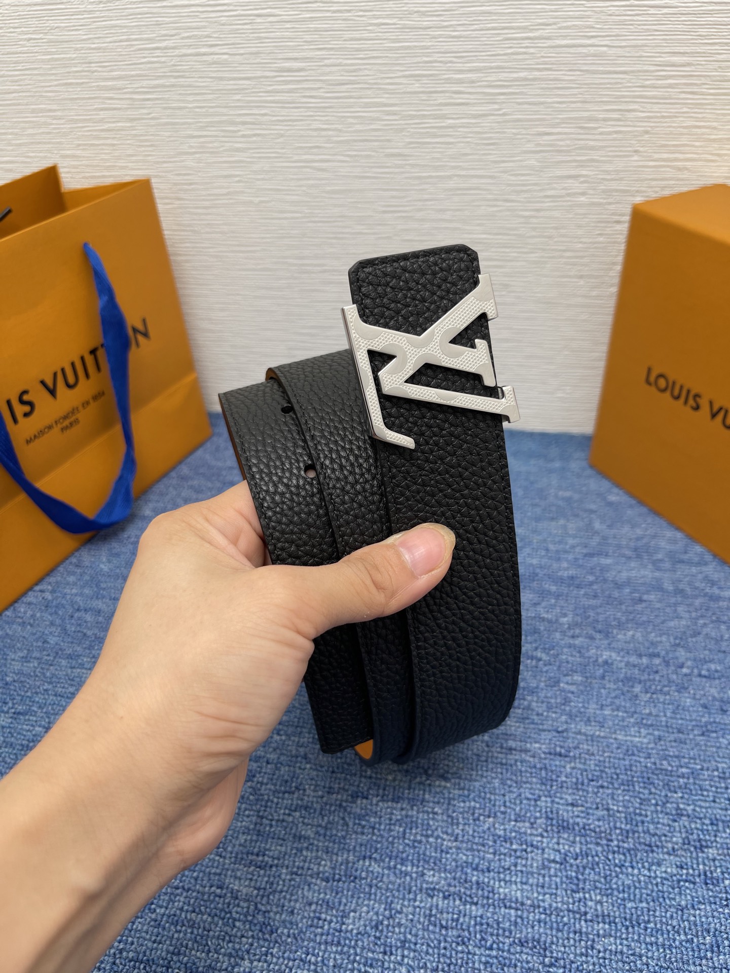 🔴 【品牌】LV  4．0cm 
🔴 【描述】这款饰有LV带扣的腰带配以水牛皮衬里，覆以Monogram