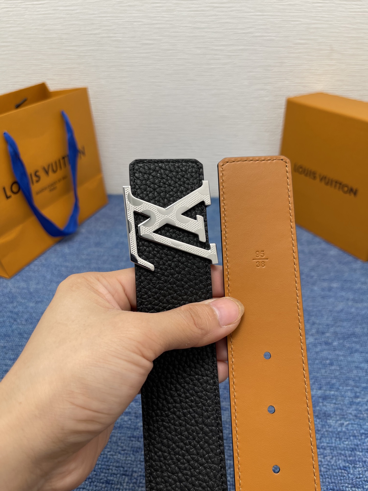 🔴 【品牌】LV  4．0cm 
🔴 【描述】这款饰有LV带扣的腰带配以水牛皮衬里，覆以Monogram