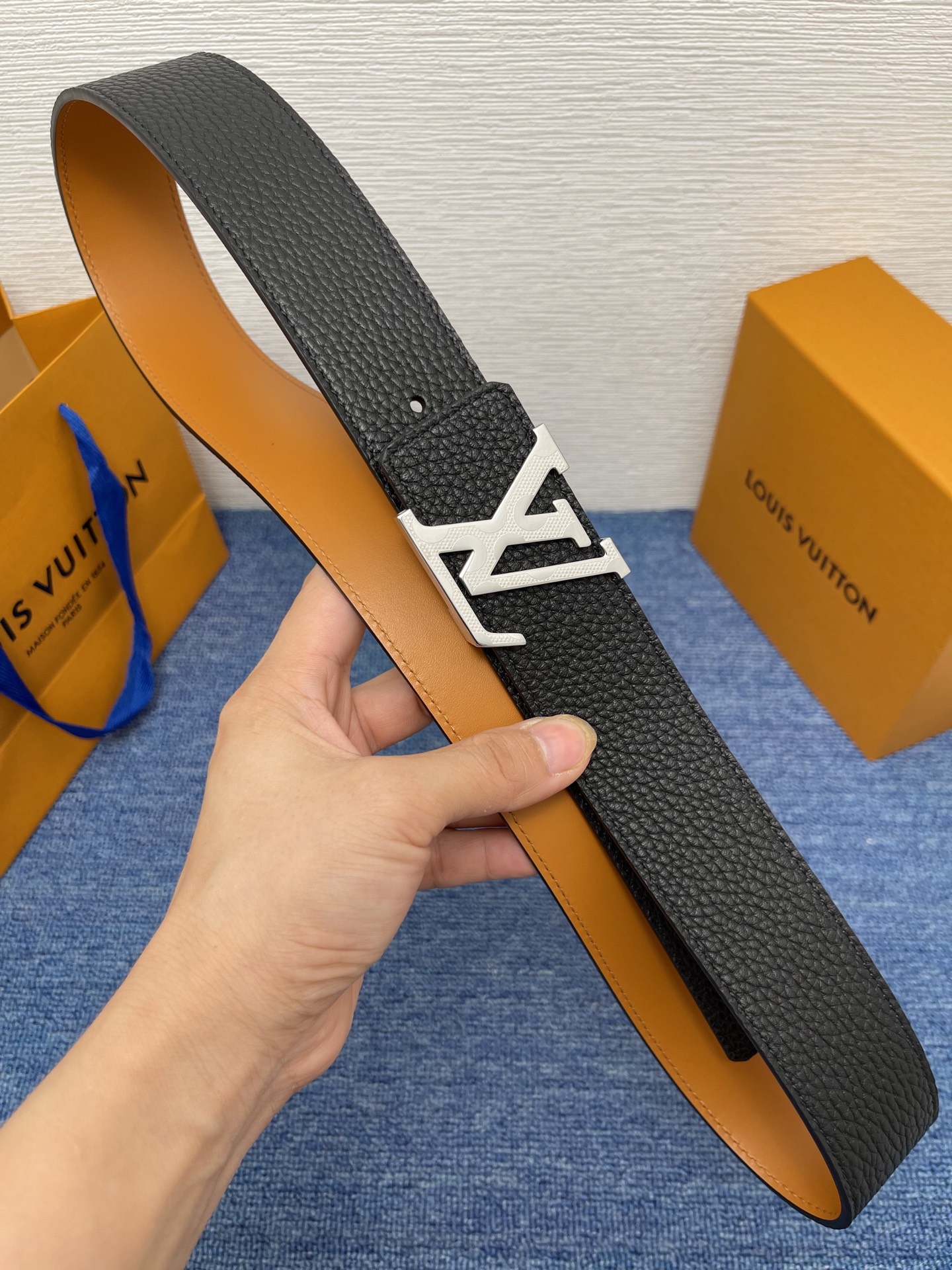 🔴 【品牌】LV  4．0cm 
🔴 【描述】这款饰有LV带扣的腰带配以水牛皮衬里，覆以Monogram