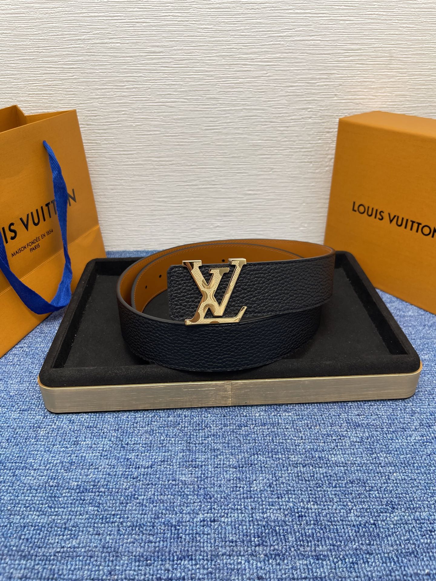 🔴 【品牌】LV  4．0cm 
🔴 【描述】这款饰有LV带扣的腰带配以水牛皮衬里，覆以Monogram
