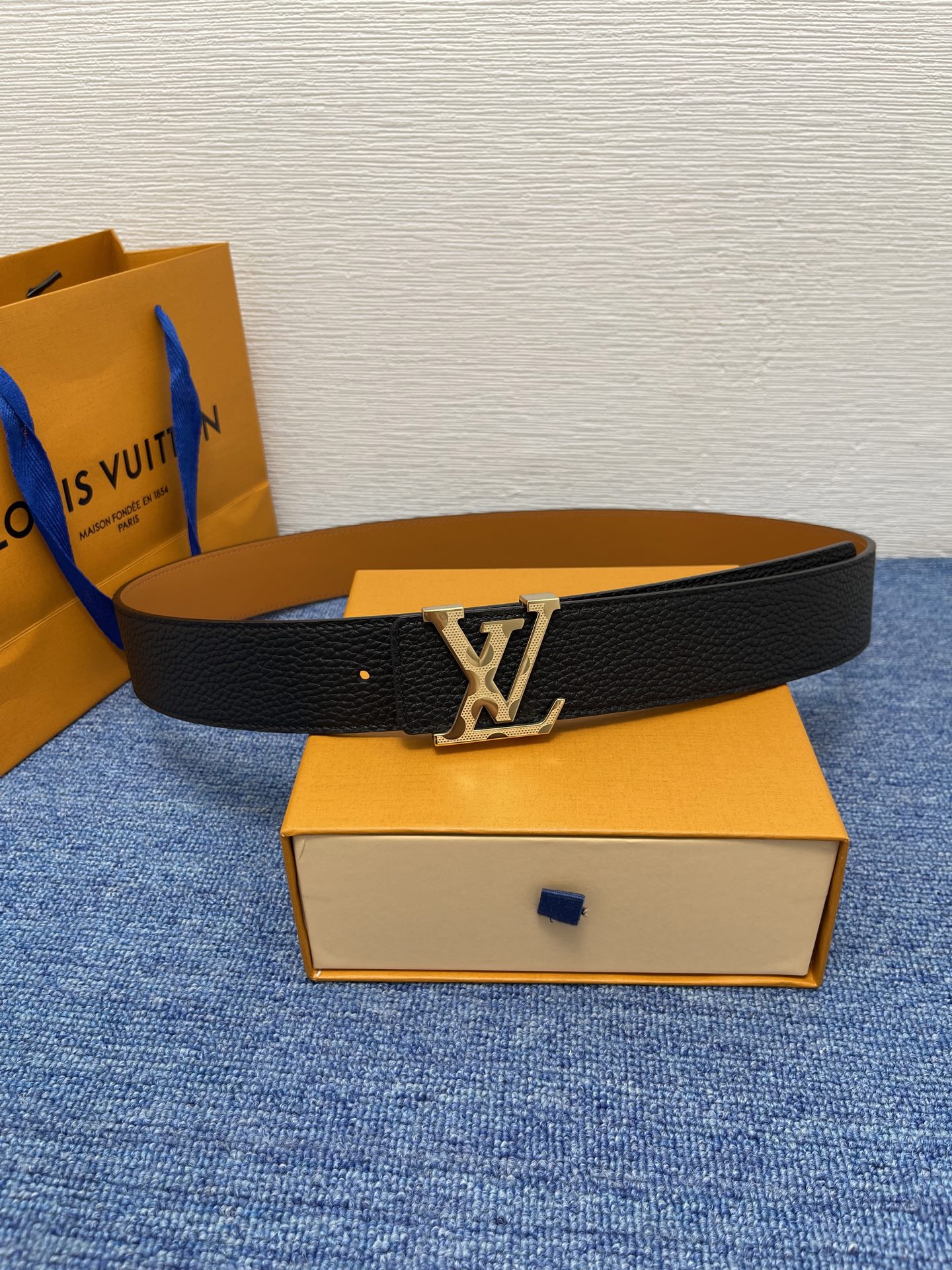 🔴 【品牌】LV  4．0cm 
🔴 【描述】这款饰有LV带扣的腰带配以水牛皮衬里，覆以Monogram