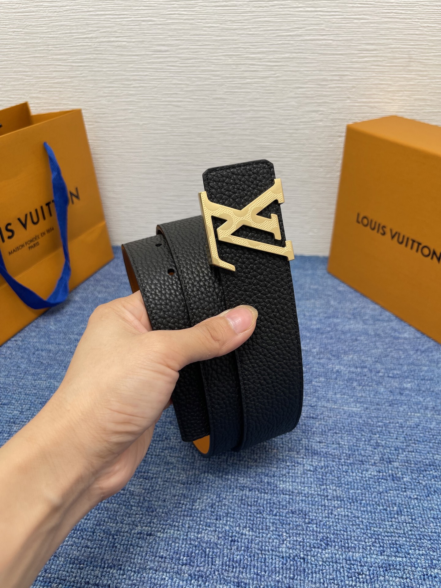 🔴 【品牌】LV  4．0cm 
🔴 【描述】这款饰有LV带扣的腰带配以水牛皮衬里，覆以Monogram
