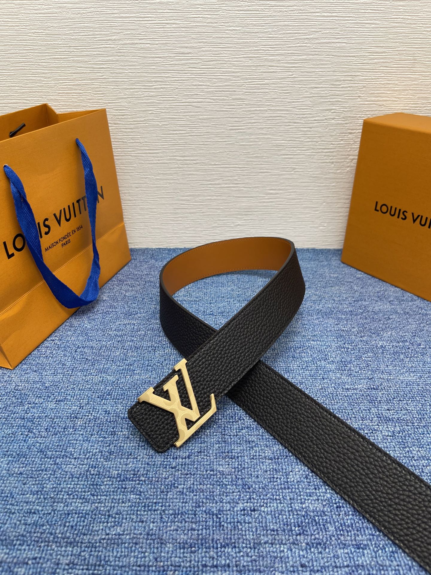 🔴 【品牌】LV  4．0cm 
🔴 【描述】这款饰有LV带扣的腰带配以水牛皮衬里，覆以Monogram