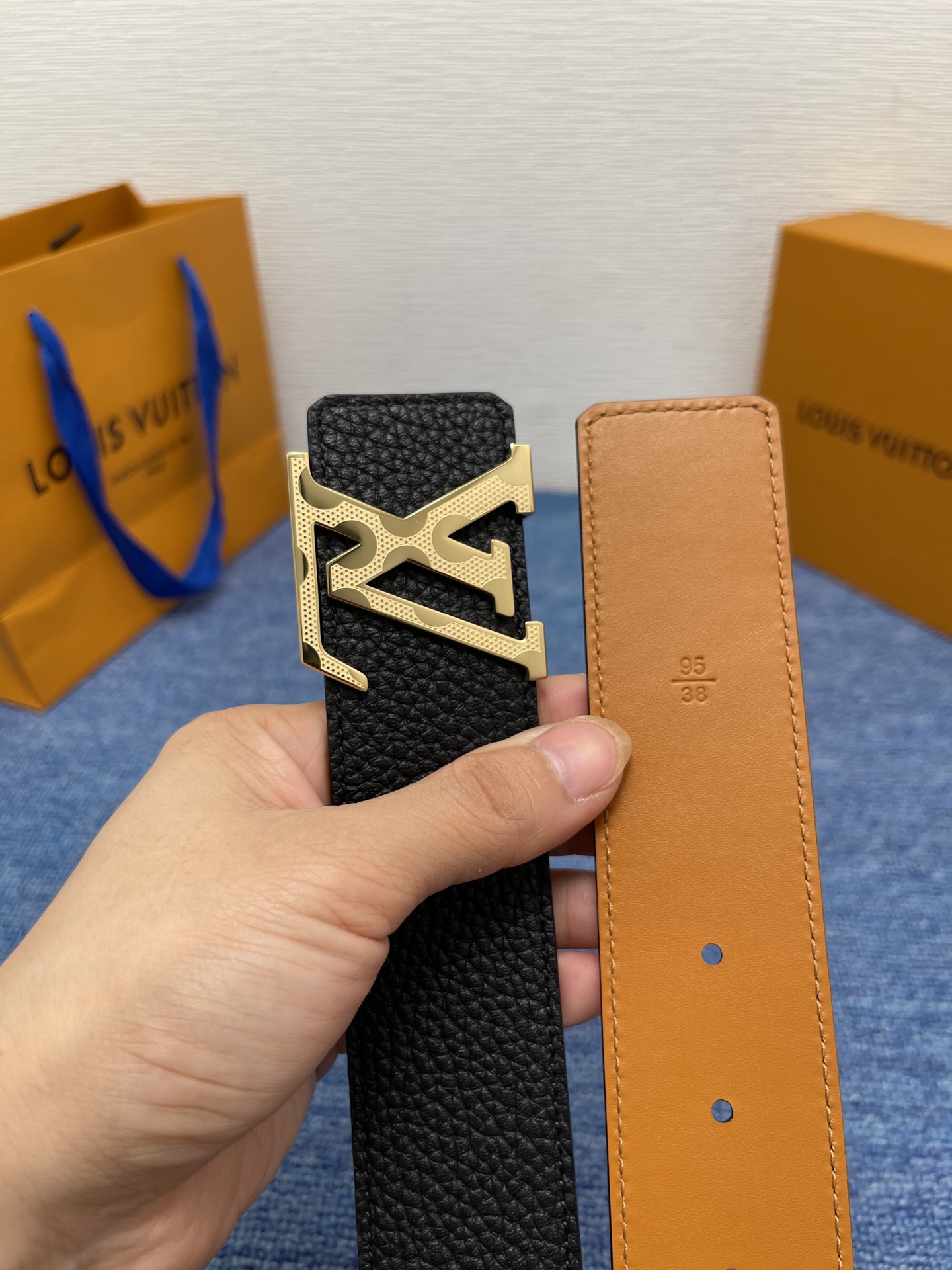 🔴 【品牌】LV  4．0cm 
🔴 【描述】这款饰有LV带扣的腰带配以水牛皮衬里，覆以Monogram