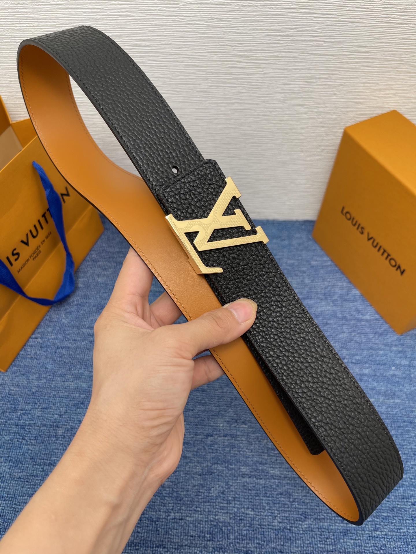 🔴 【品牌】LV  4．0cm 
🔴 【描述】这款饰有LV带扣的腰带配以水牛皮衬里，覆以Monogram