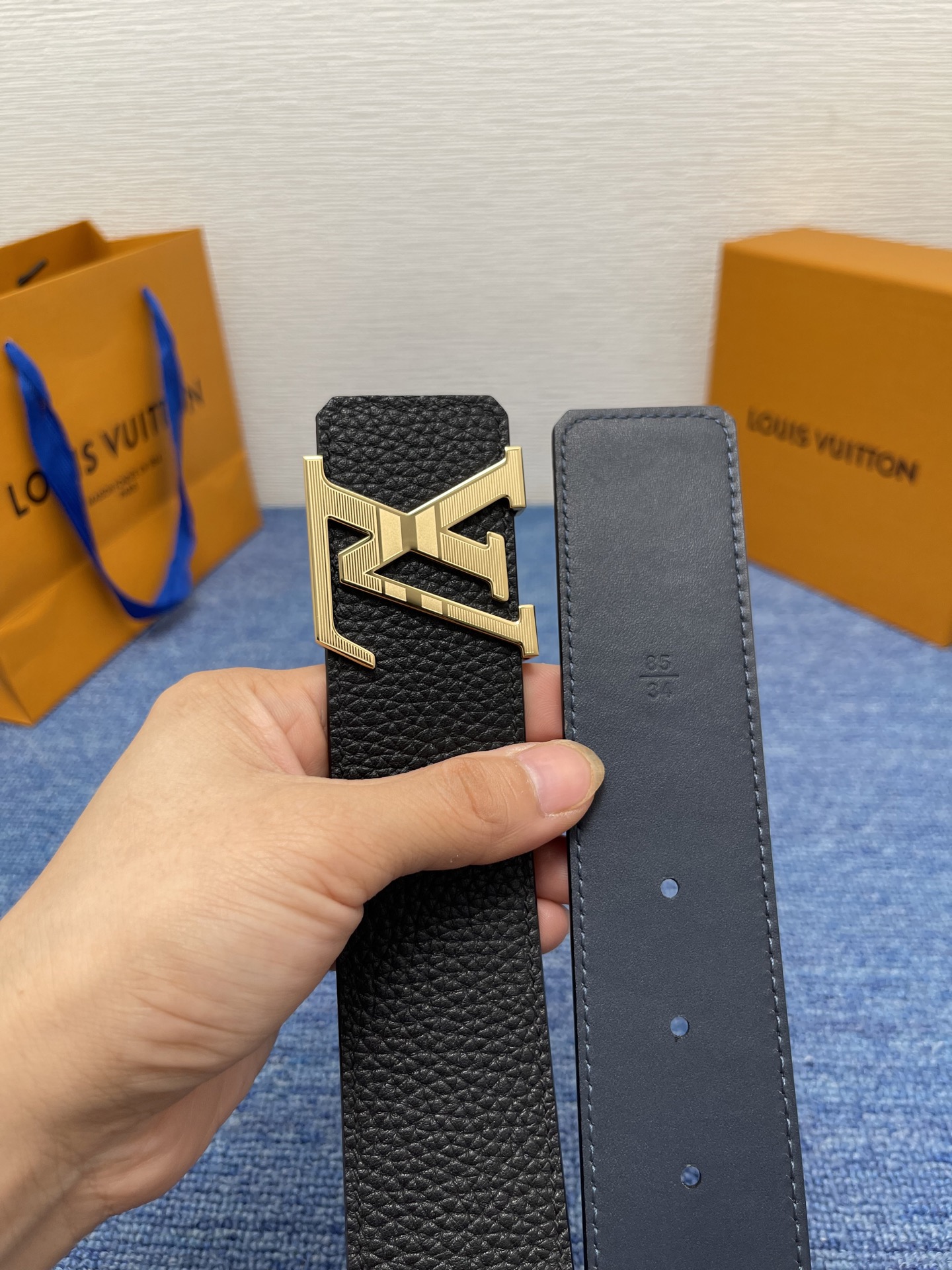 🔴 【品牌】LV  4．0cm 
🔴 【描述】这款饰有LV带扣的腰带配以水牛皮衬里，覆以Monogram