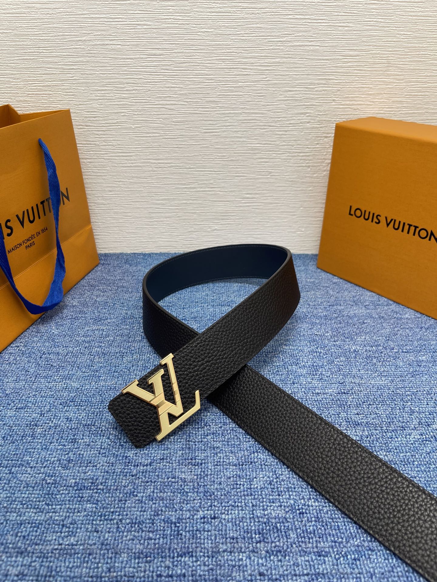 🔴 【品牌】LV  4．0cm 
🔴 【描述】这款饰有LV带扣的腰带配以水牛皮衬里，覆以Monogram