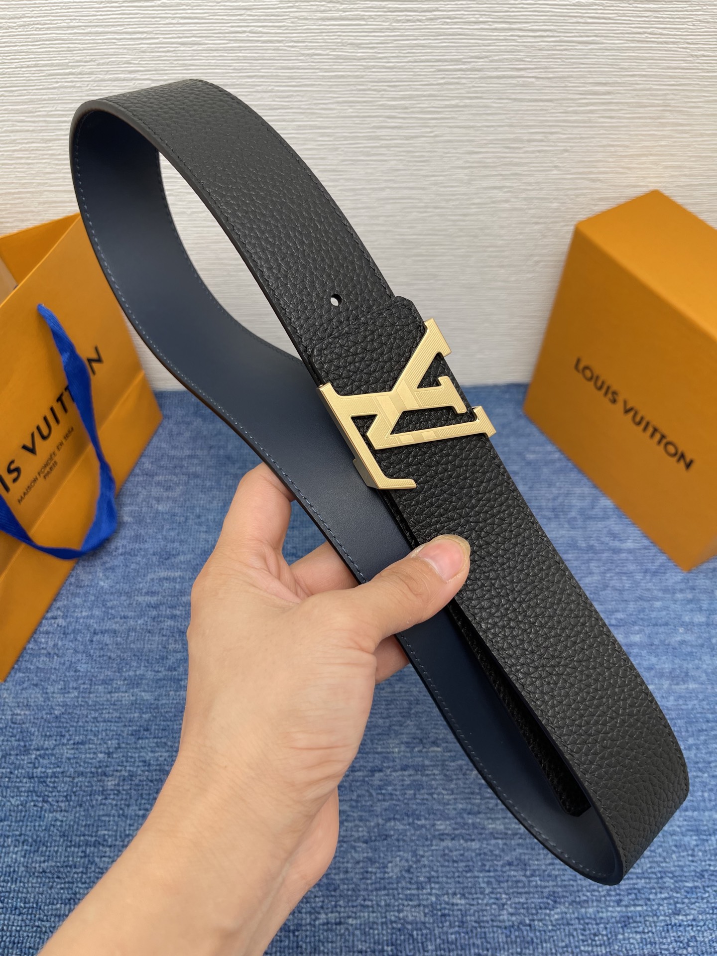 🔴 【品牌】LV  4．0cm 
🔴 【描述】这款饰有LV带扣的腰带配以水牛皮衬里，覆以Monogram
