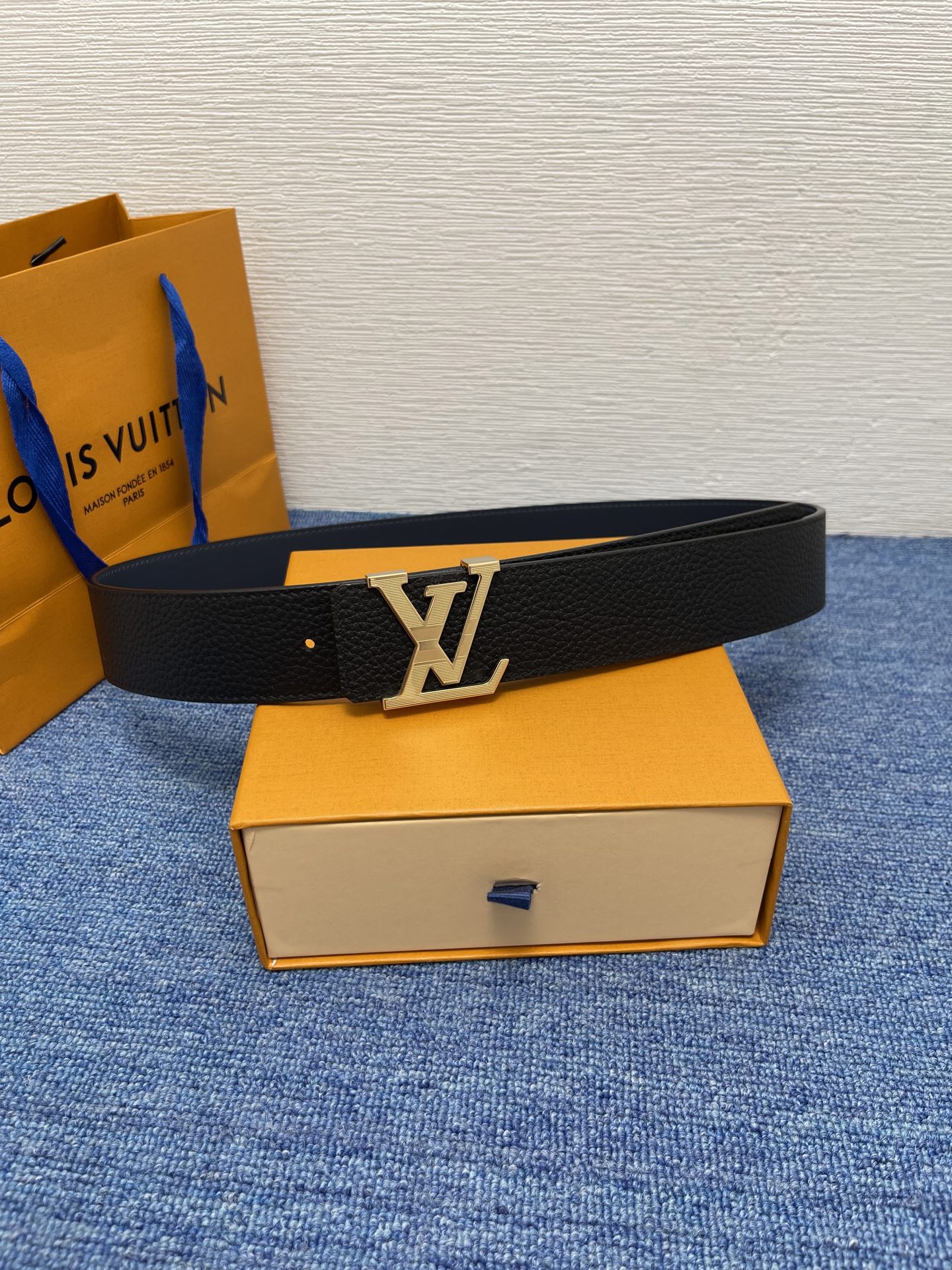 🔴 【品牌】LV  4．0cm 
🔴 【描述】这款饰有LV带扣的腰带配以水牛皮衬里，覆以Monogram