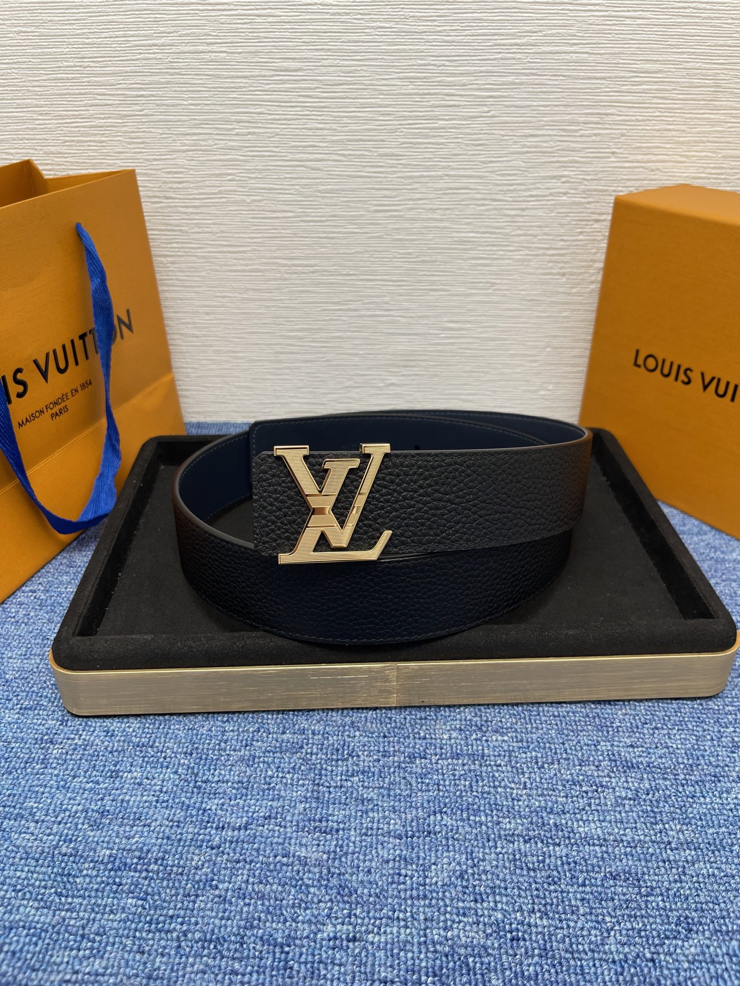 🔴 【品牌】LV  4．0cm 
🔴 【描述】这款饰有LV带扣的腰带配以水牛皮衬里，覆以Monogram