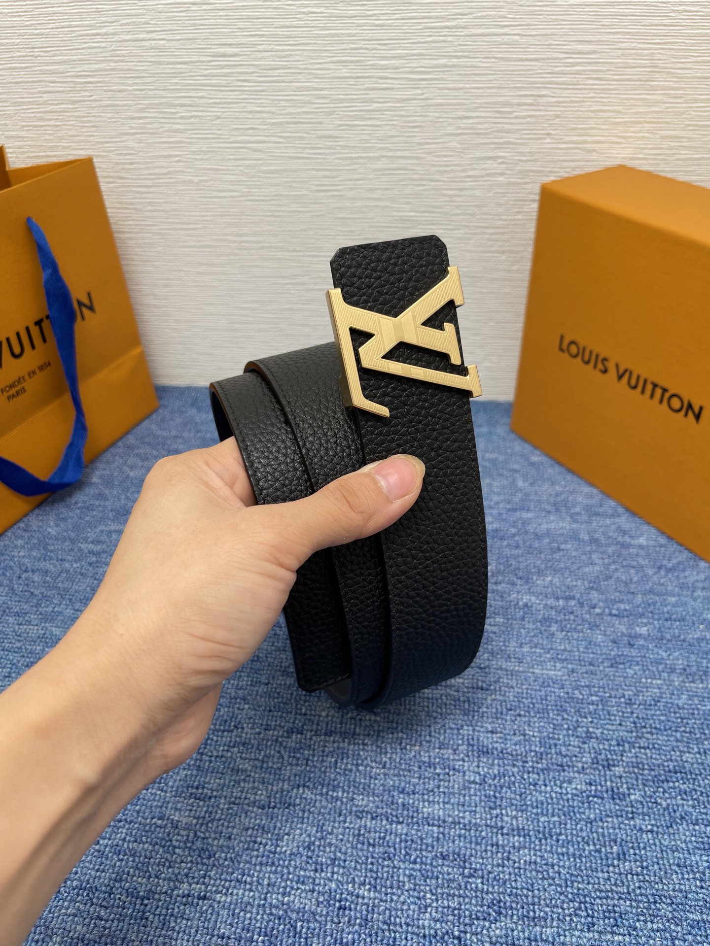 🔴 【品牌】LV  4．0cm 
🔴 【描述】这款饰有LV带扣的腰带配以水牛皮衬里，覆以Monogram