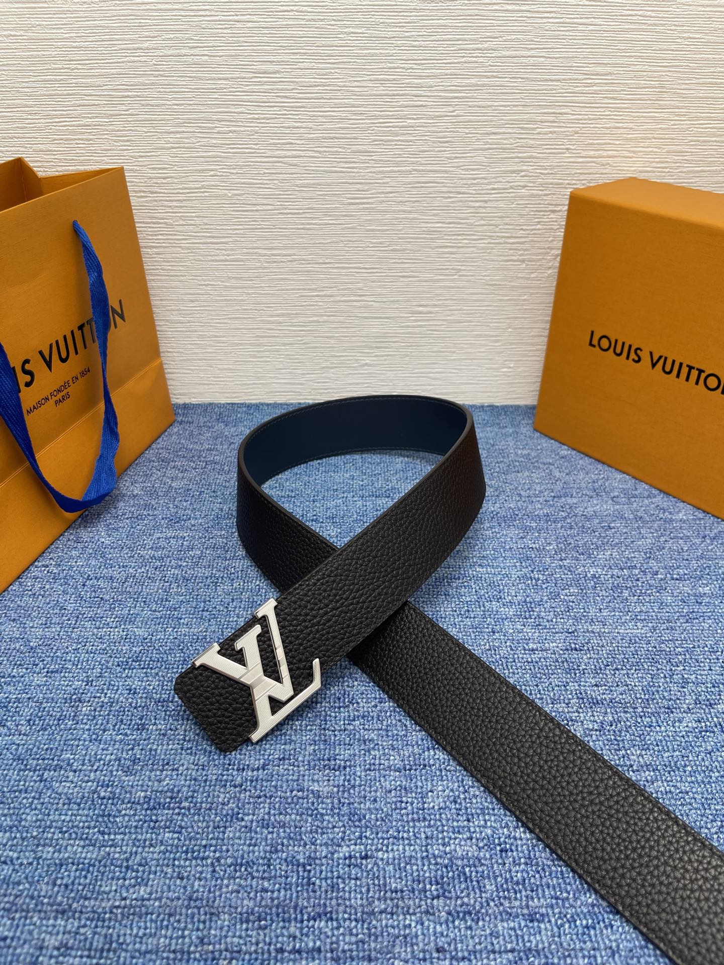 🔴 【品牌】LV  4．0cm 
🔴 【描述】这款饰有LV带扣的腰带配以水牛皮衬里，覆以Monogram