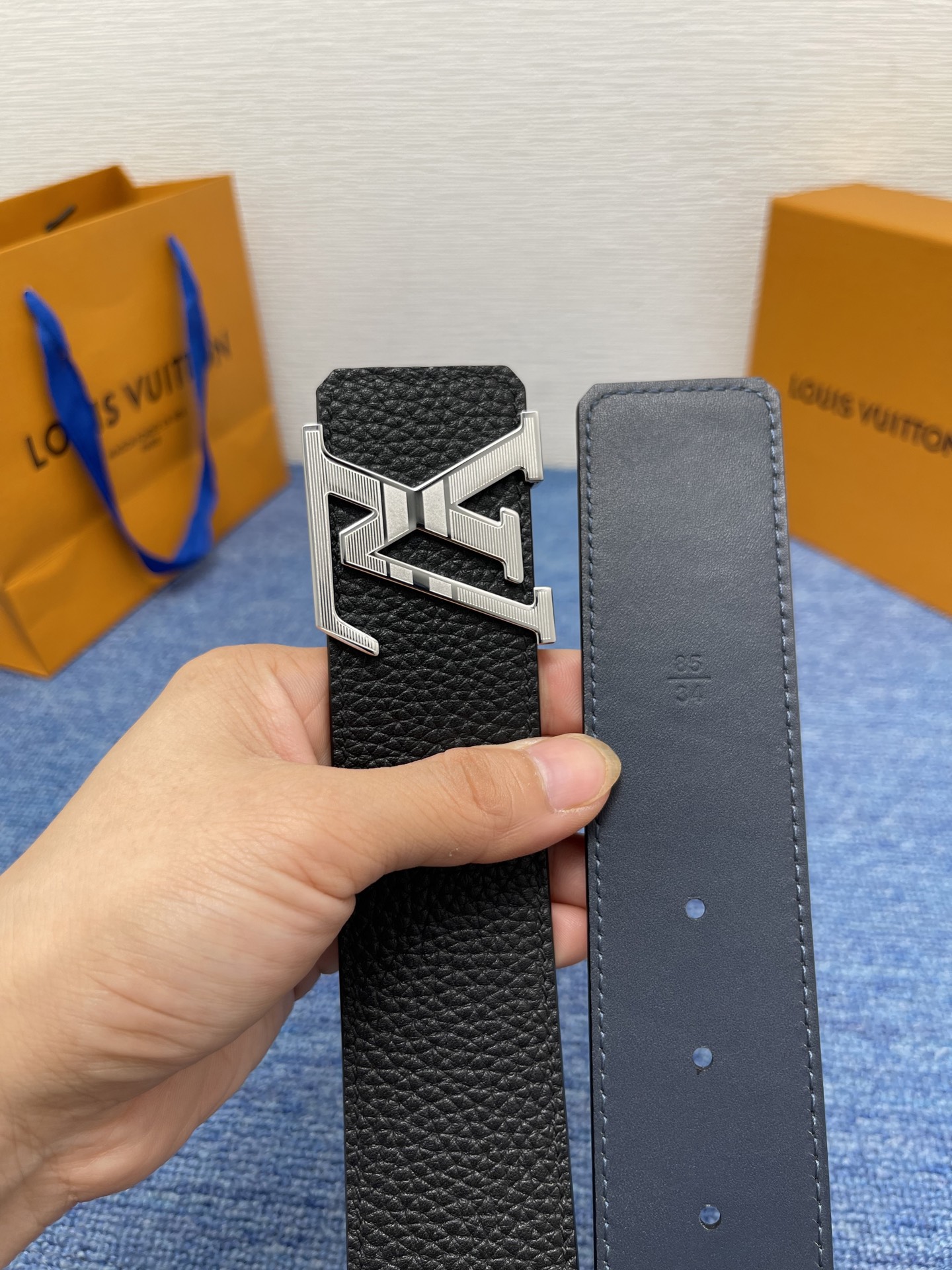 🔴 【品牌】LV  4．0cm 
🔴 【描述】这款饰有LV带扣的腰带配以水牛皮衬里，覆以Monogram