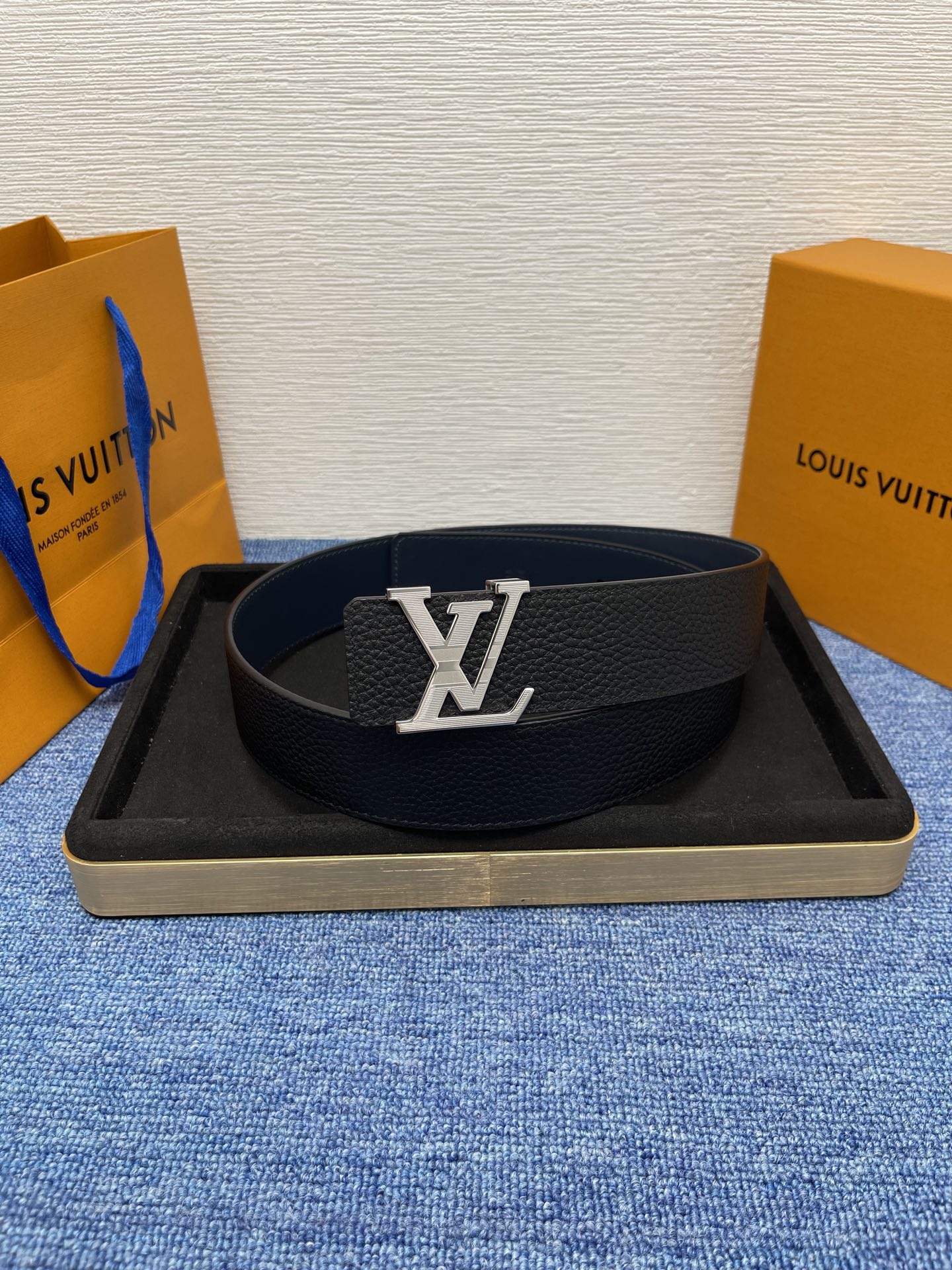 🔴 【品牌】LV  4．0cm 
🔴 【描述】这款饰有LV带扣的腰带配以水牛皮衬里，覆以Monogram