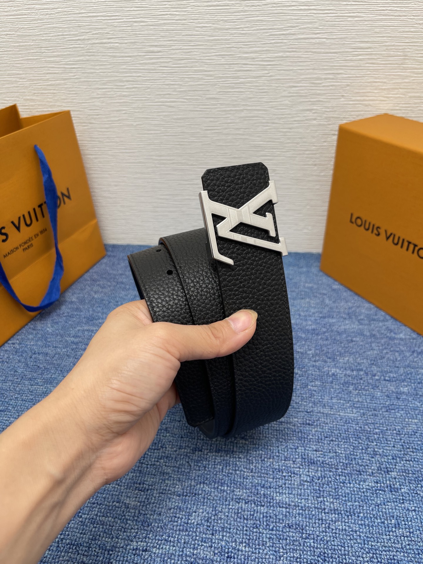 🔴 【品牌】LV  4．0cm 
🔴 【描述】这款饰有LV带扣的腰带配以水牛皮衬里，覆以Monogram