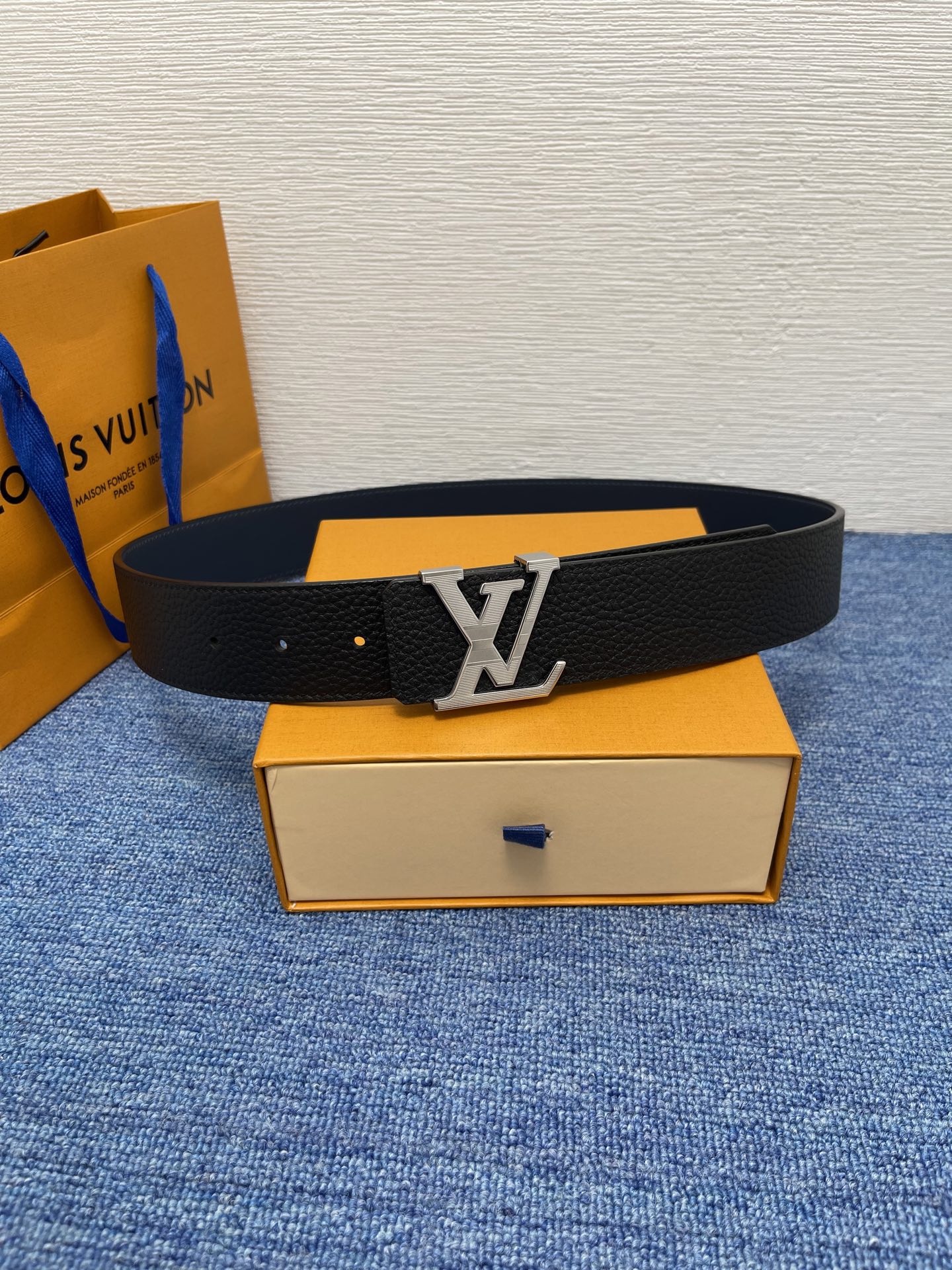 🔴 【品牌】LV  4．0cm 
🔴 【描述】这款饰有LV带扣的腰带配以水牛皮衬里，覆以Monogram