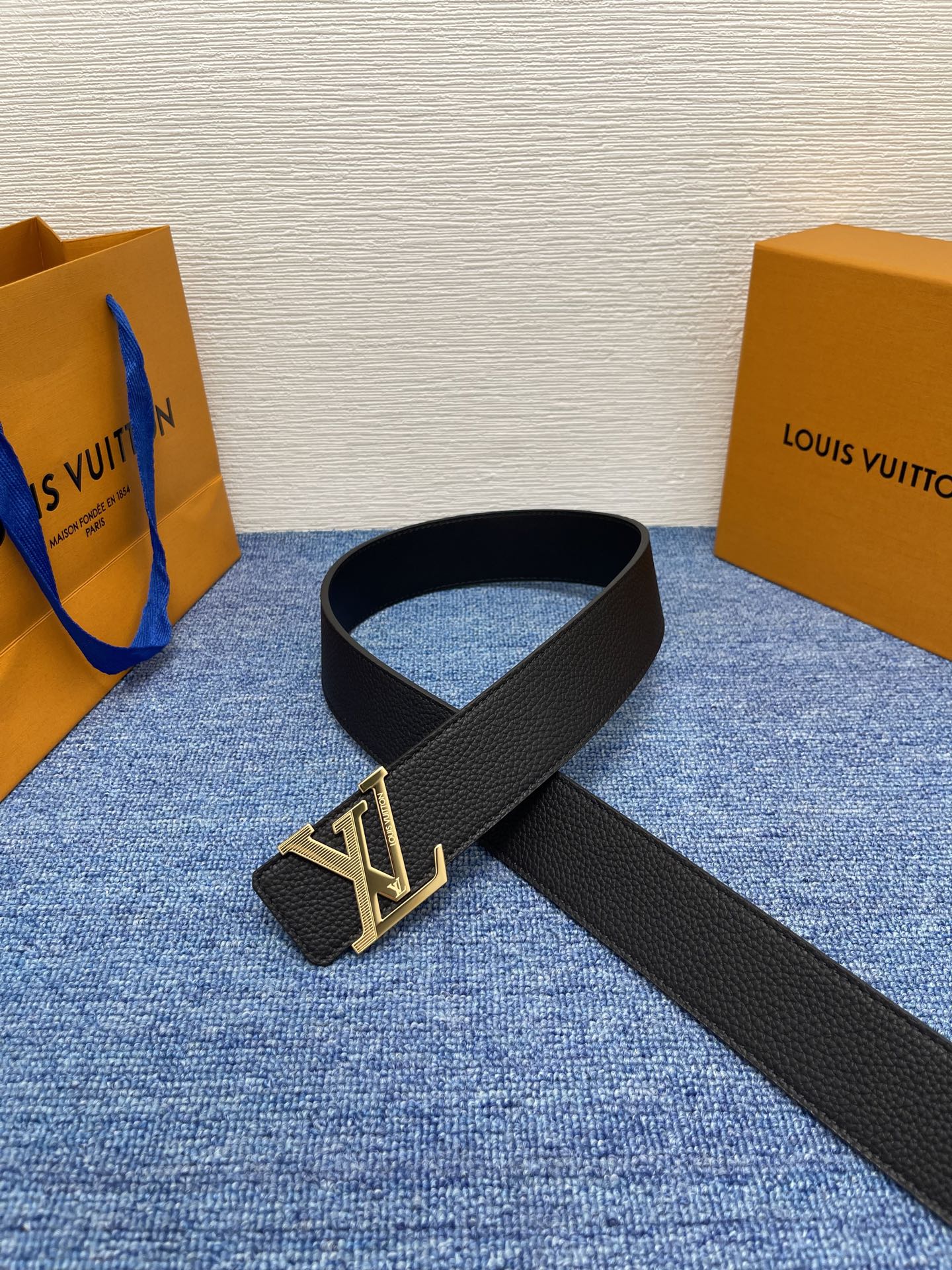 🔴 【品牌】LV  4．0cm 
🔴 【描述】这款饰有LV带扣的腰带配以水牛皮衬里，覆以Monogram