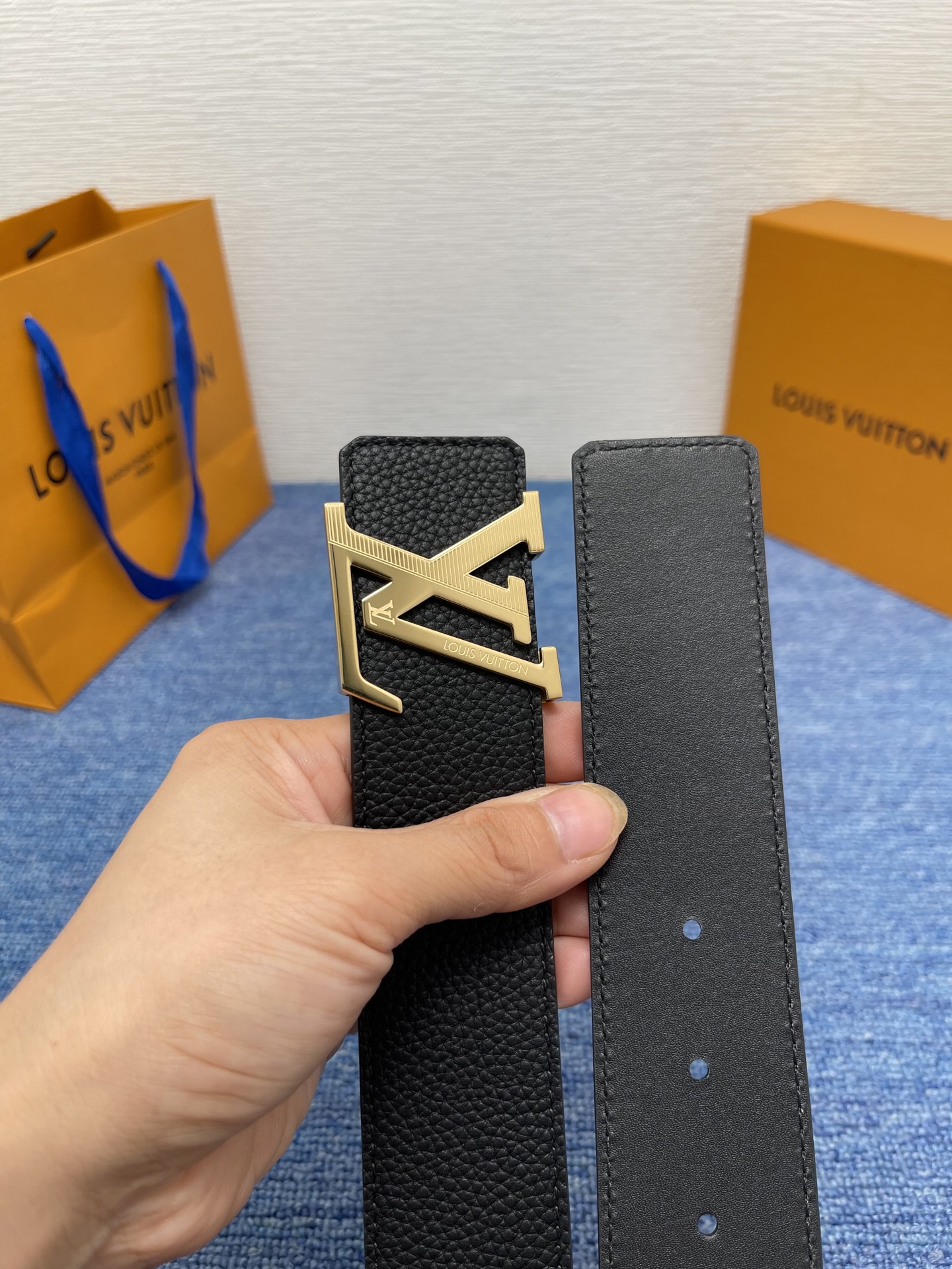 🔴 【品牌】LV  4．0cm 
🔴 【描述】这款饰有LV带扣的腰带配以水牛皮衬里，覆以Monogram