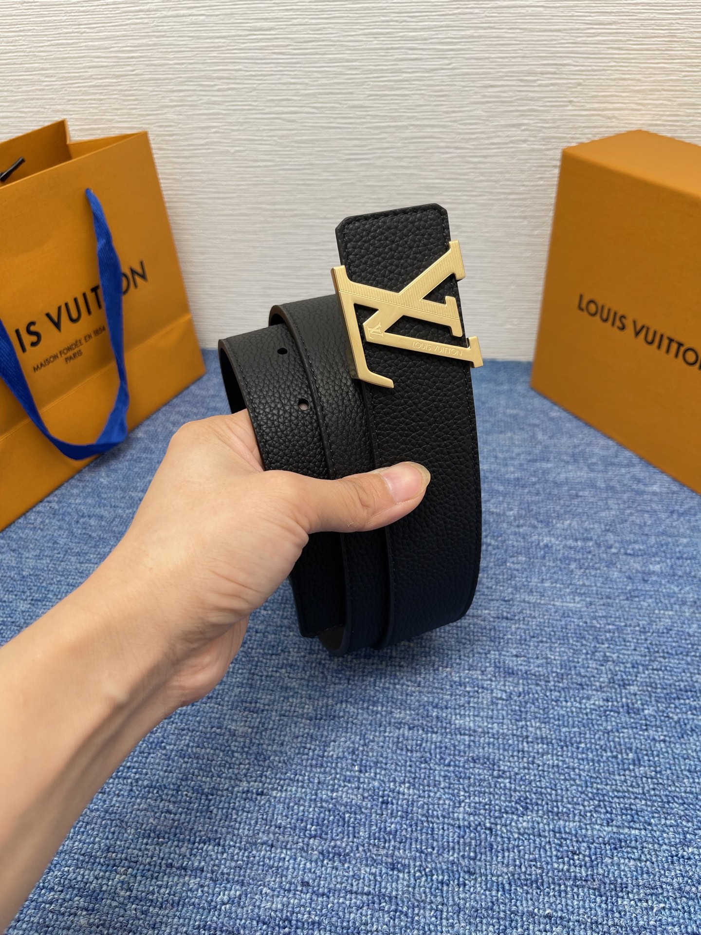🔴 【品牌】LV  4．0cm 
🔴 【描述】这款饰有LV带扣的腰带配以水牛皮衬里，覆以Monogram