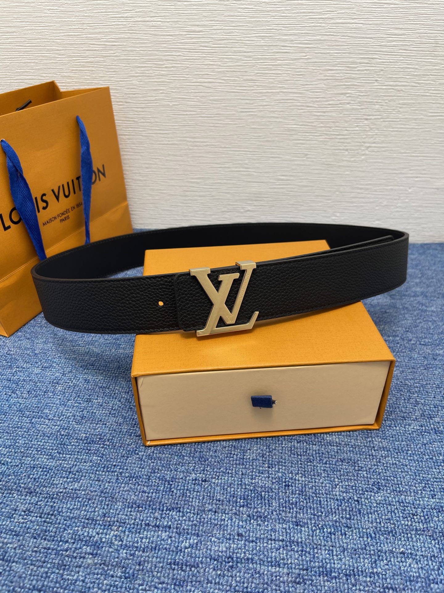 🔴 【品牌】LV  4．0cm 
🔴 【描述】这款饰有LV带扣的腰带配以水牛皮衬里，覆以Monogram