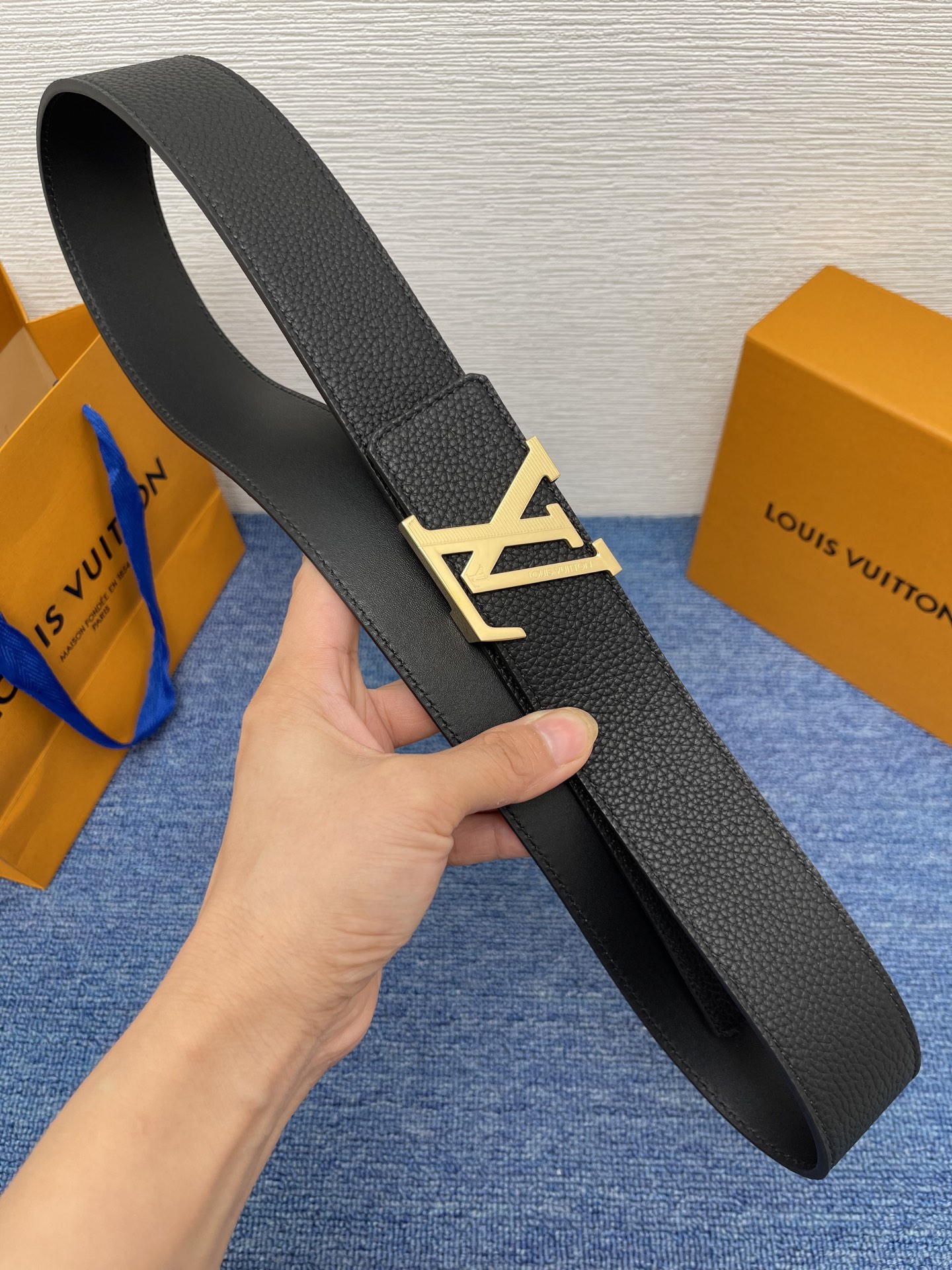 🔴 【品牌】LV  4．0cm 
🔴 【描述】这款饰有LV带扣的腰带配以水牛皮衬里，覆以Monogram