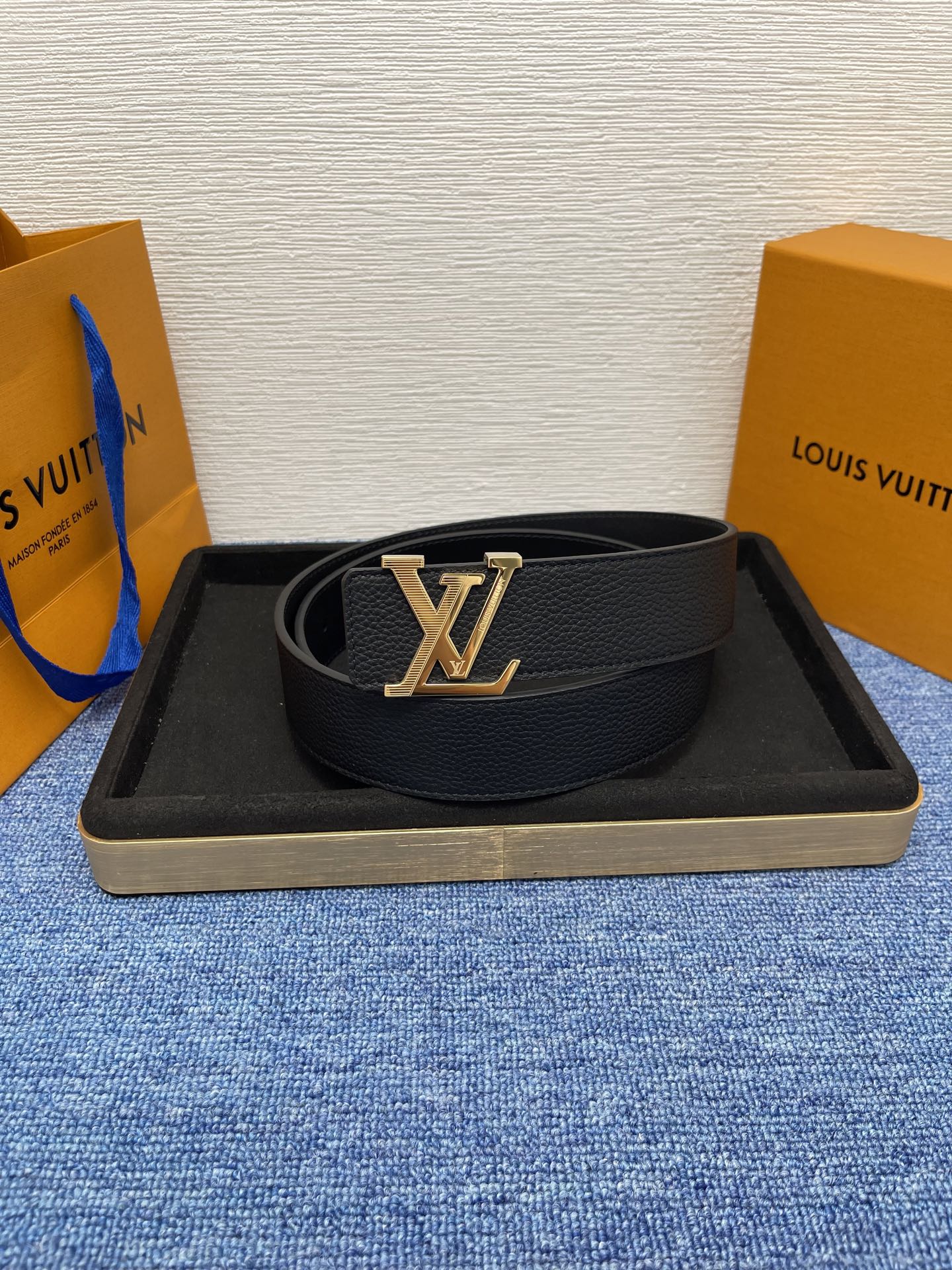 🔴 【品牌】LV  4．0cm 
🔴 【描述】这款饰有LV带扣的腰带配以水牛皮衬里，覆以Monogram