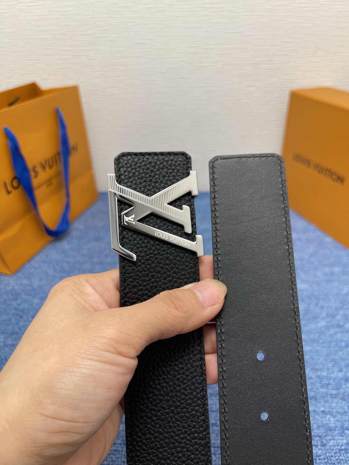 🔴 【品牌】LV  4．0cm 
🔴 【描述】这款饰有LV带扣的腰带配以水牛皮衬里，覆以Monogram