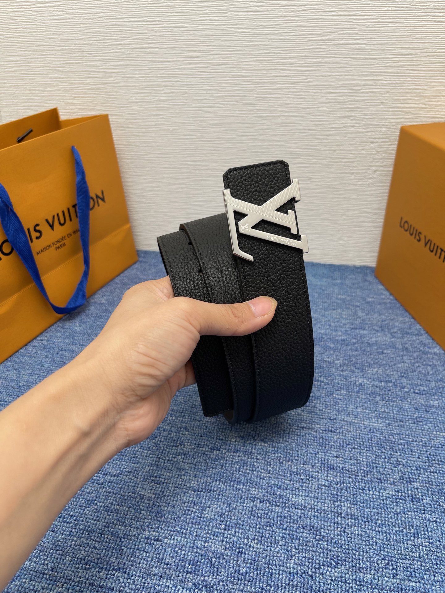 🔴 【品牌】LV  4．0cm 
🔴 【描述】这款饰有LV带扣的腰带配以水牛皮衬里，覆以Monogram