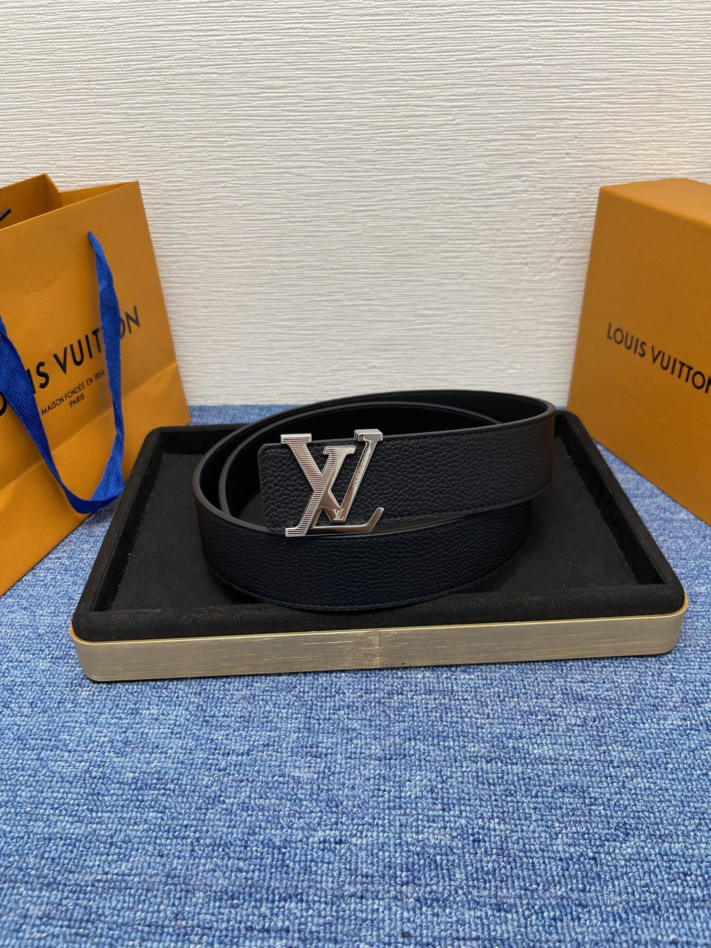 🔴 【品牌】LV  4．0cm 
🔴 【描述】这款饰有LV带扣的腰带配以水牛皮衬里，覆以Monogram