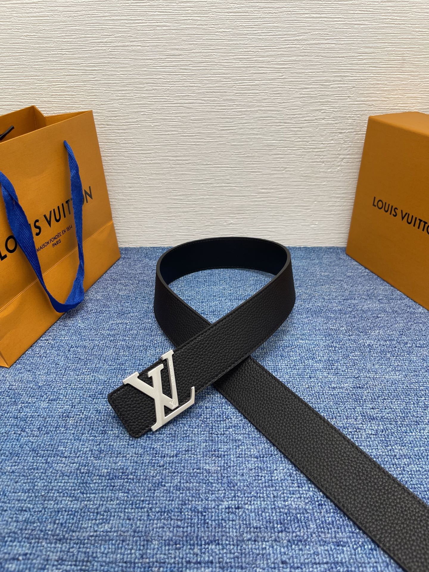 🔴 【品牌】LV  4．0cm 
🔴 【描述】这款饰有LV带扣的腰带配以水牛皮衬里，覆以Monogram