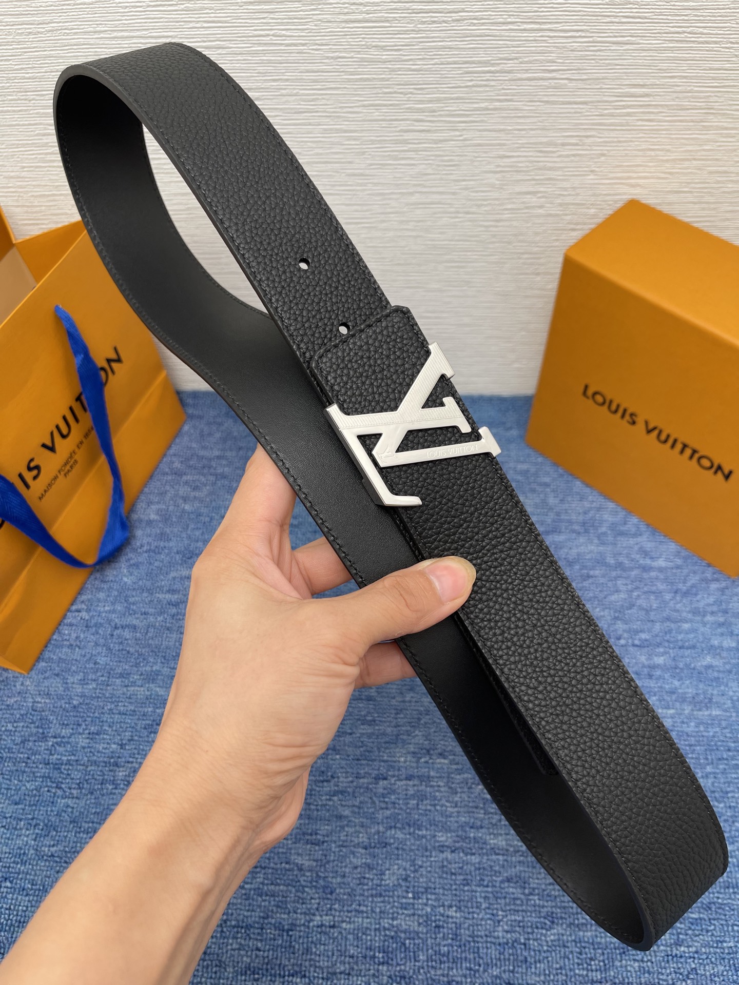🔴 【品牌】LV  4．0cm 
🔴 【描述】这款饰有LV带扣的腰带配以水牛皮衬里，覆以Monogram