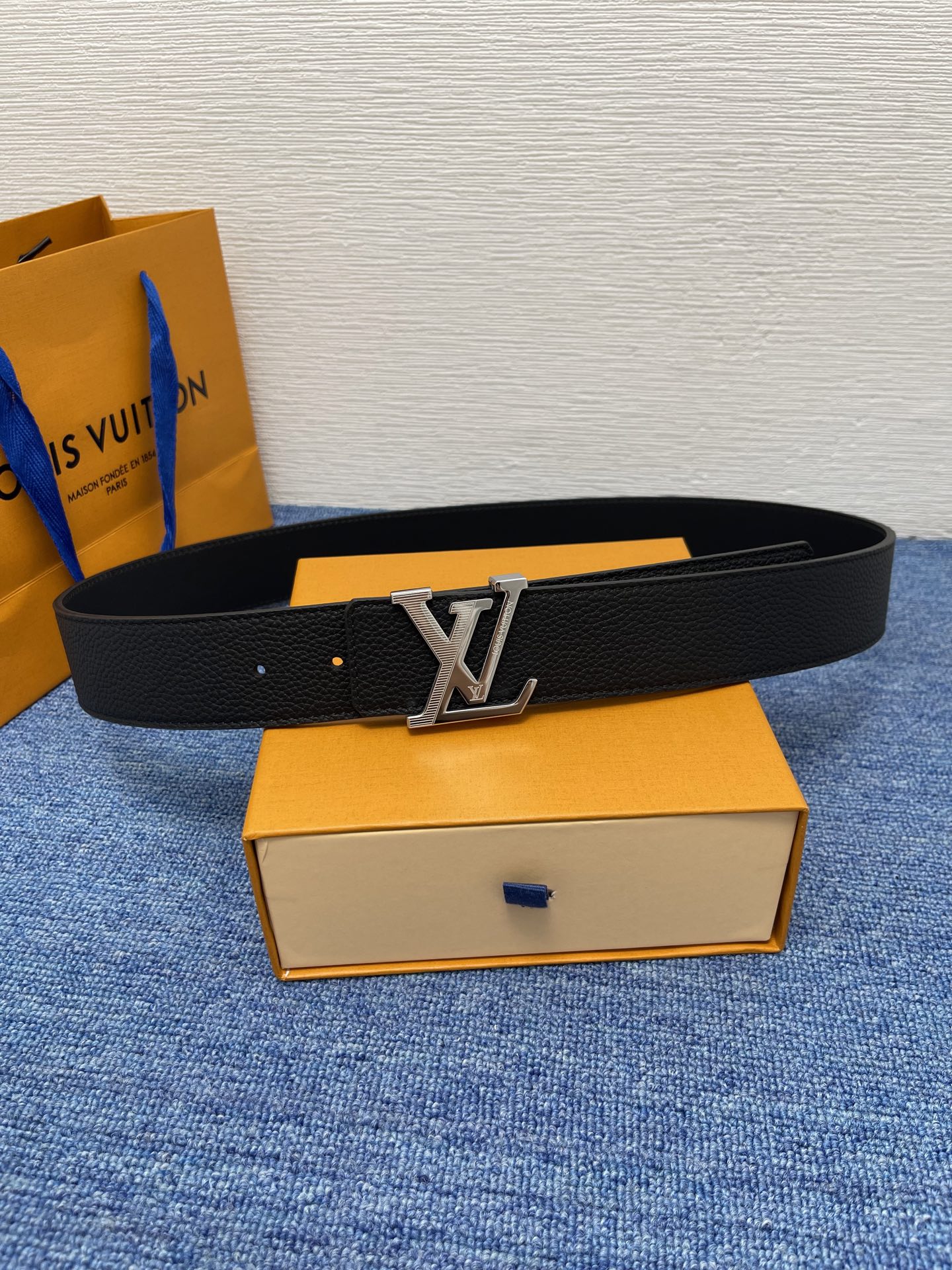 🔴 【品牌】LV  4．0cm 
🔴 【描述】这款饰有LV带扣的腰带配以水牛皮衬里，覆以Monogram